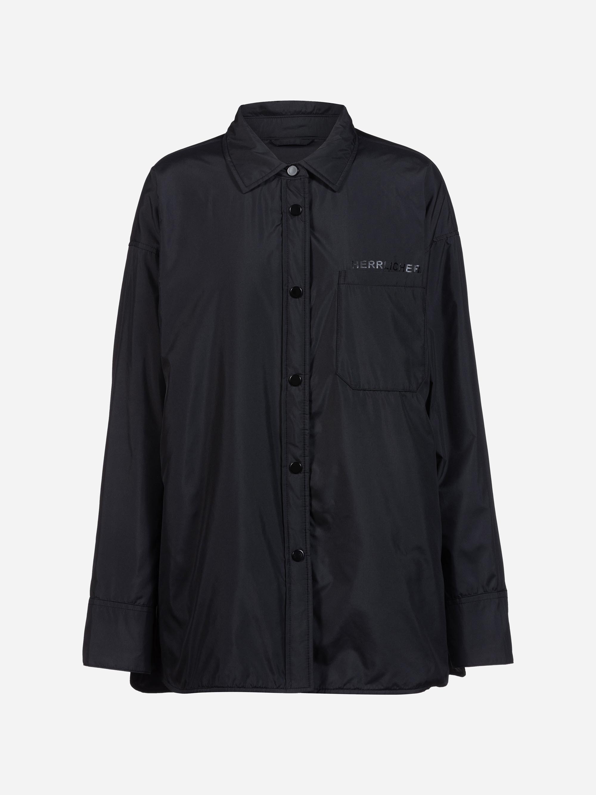 Ein langärmeliges, schwarzes Button-up-Hemd mit Kragen, einer Brusttasche und einem dezenten HERRE LEE-Schriftzug auf der Tasche vor einem schlichten weißen Hintergrund.