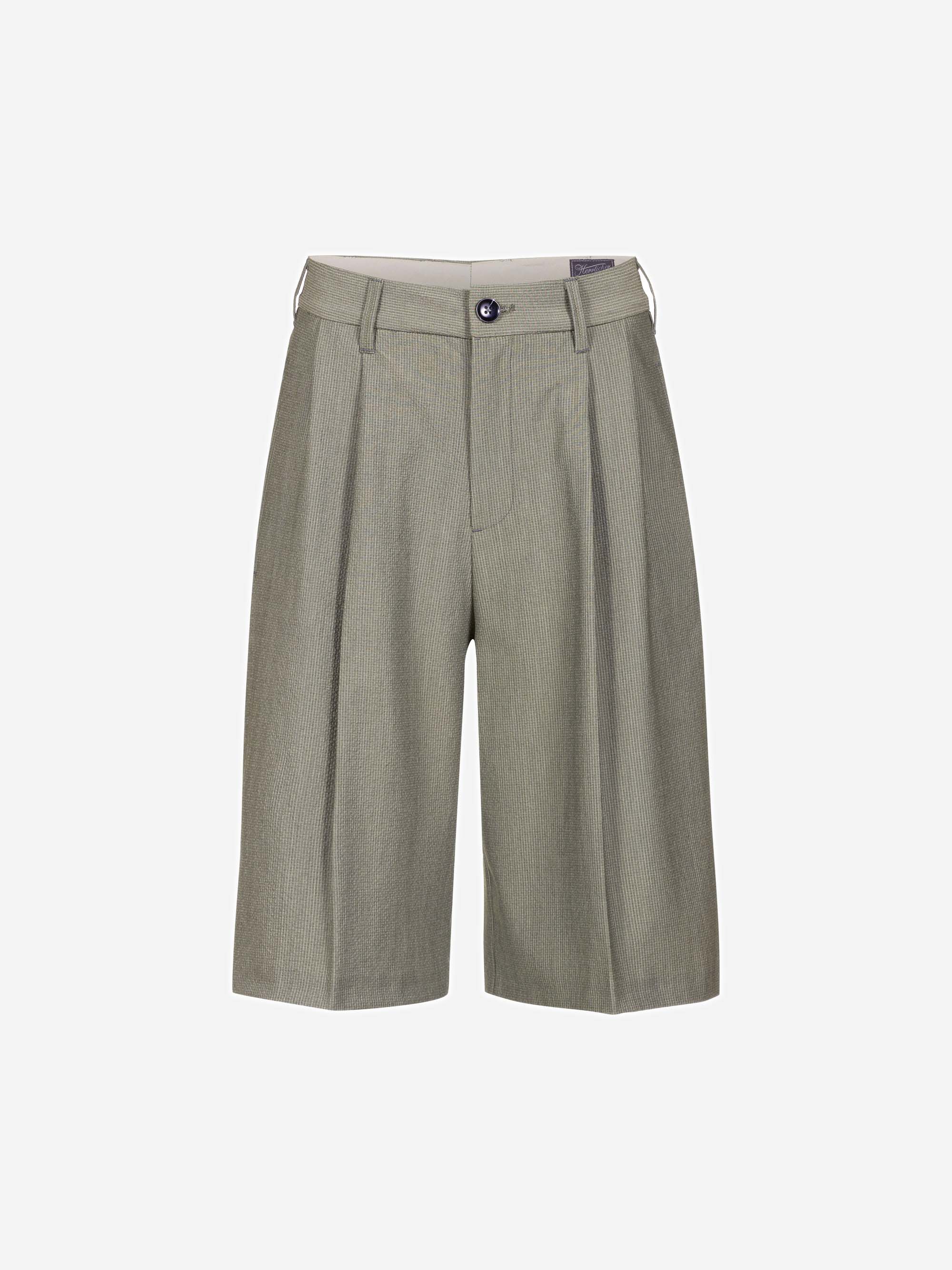 Khakifarbene, knielange Tailored Shorts mit Bundfalten, Gürtelschlaufen und Knopfverschluss auf weißem Grund.