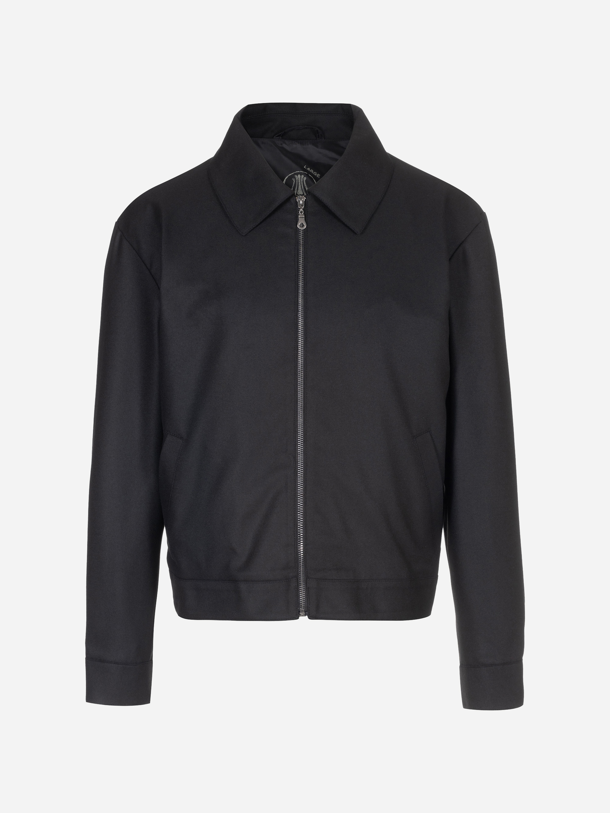 Eine schwarze Jacke mit Reißverschluss, Kragen, langen Ärmeln und zwei Seitentaschen, präsentiert vor einem schlichten weißen Hintergrund.