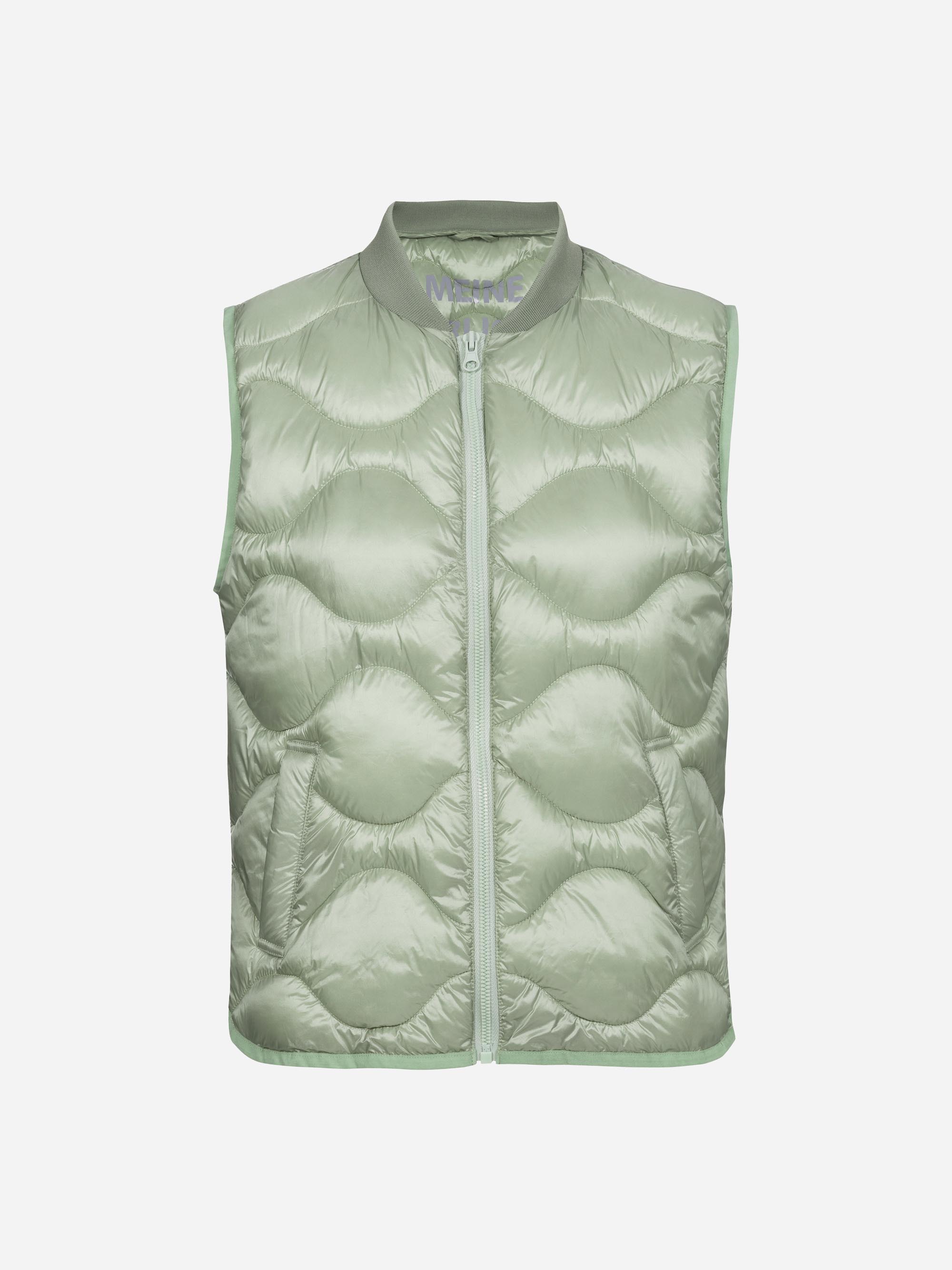 Hellgrüne, ärmellose Steppweste mit Frontreißverschluss und abgerundeten Steppmustern auf einfarbig weißem Hintergrund.