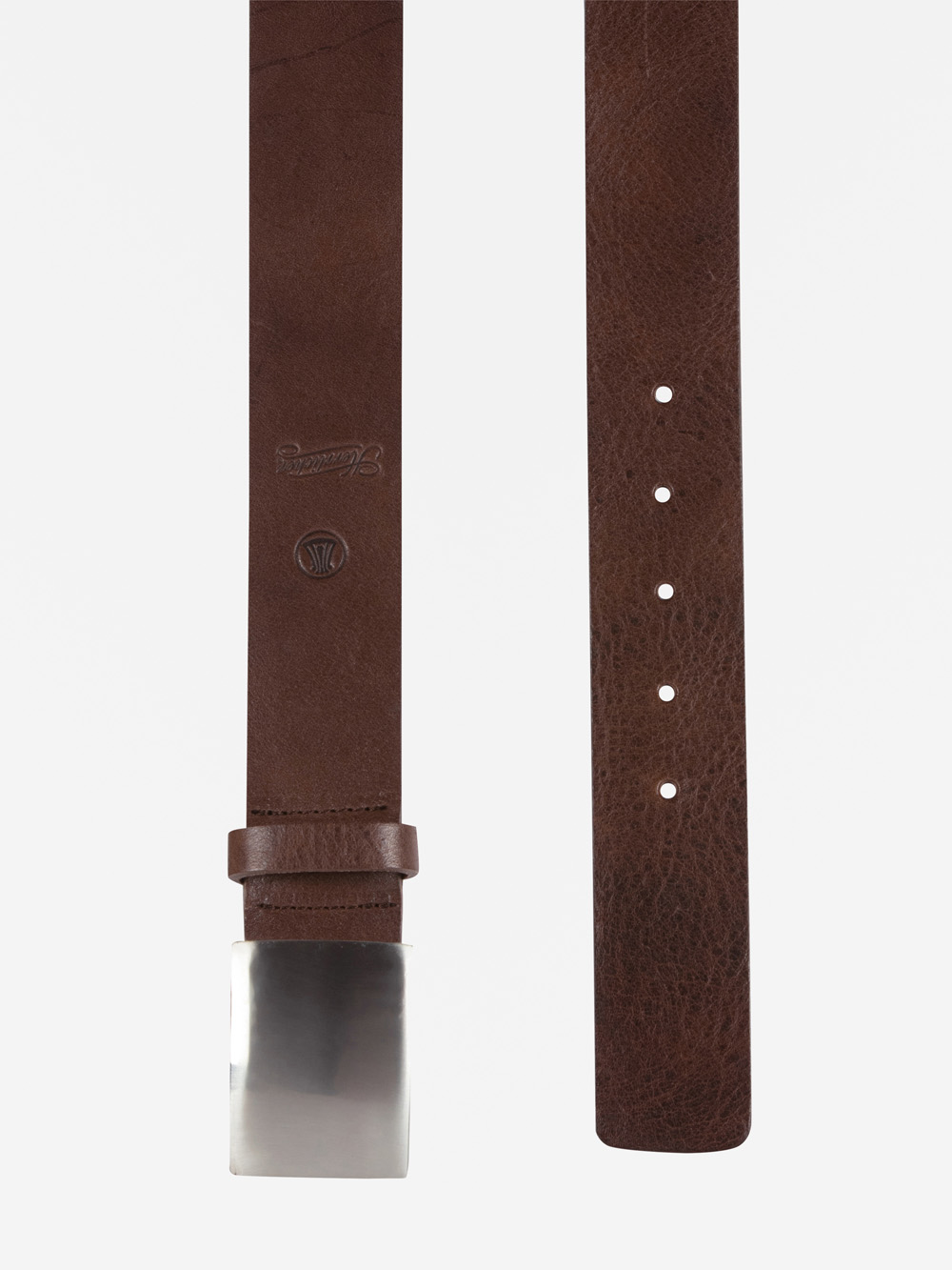 Ein brauner Ledergürtel mit einer rechteckigen silbernen Schnalle, flach gelegt. Der Gürtel hat mehrere Verstelllöcher und geprägte Logos in der Nähe der Schnalle.