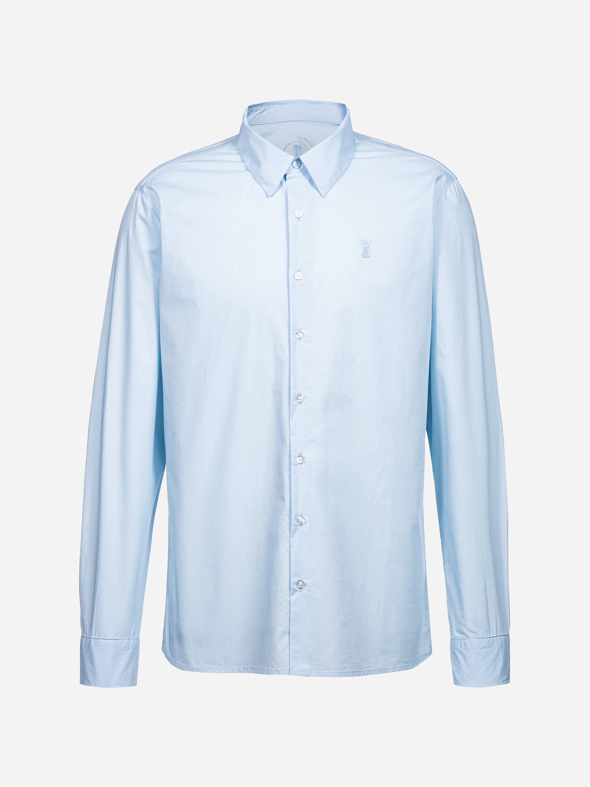 Hellblaues, langärmeliges Button-up-Hemd mit Kragen und geknöpften Manschetten auf einfarbig weißem Hintergrund.