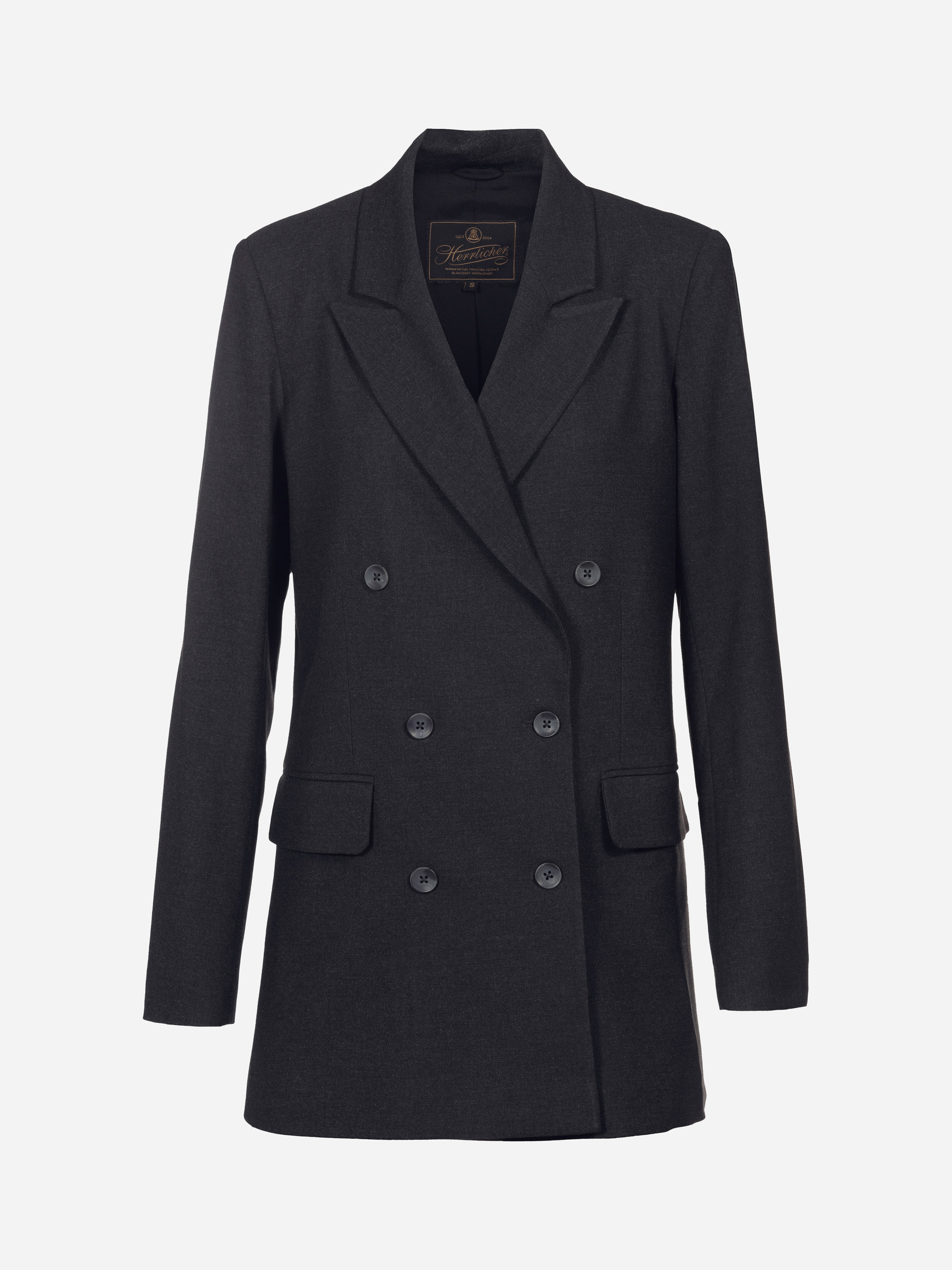 Schwarzer Zweireiher mit sechs Knöpfen, gekerbtem Revers und zwei Pattentaschen vorne auf einfarbig weißem Grund.