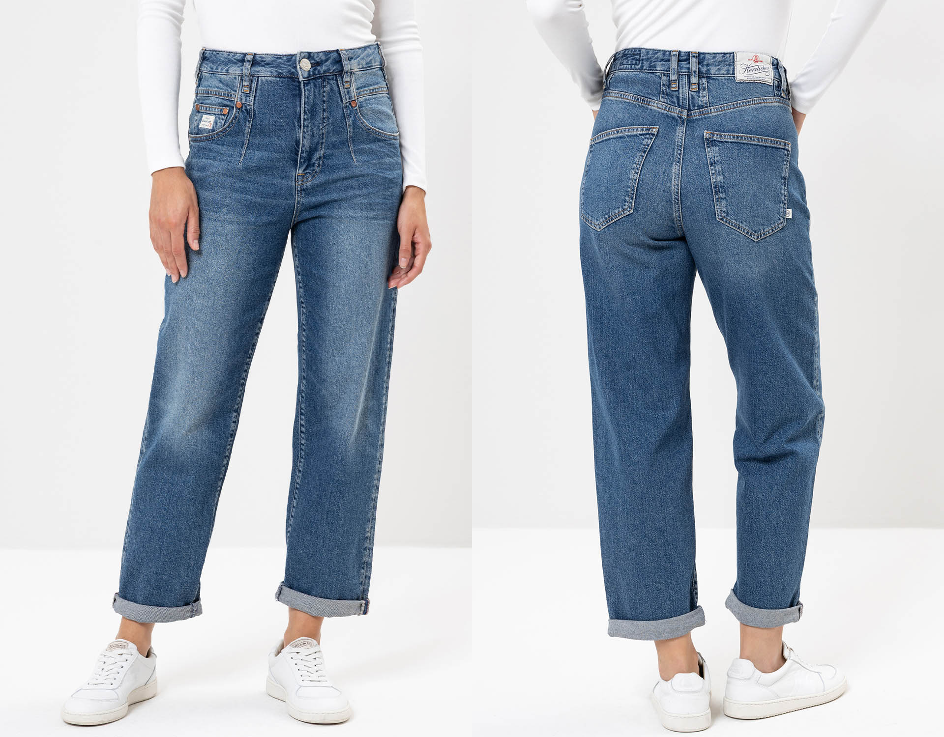 Vorder- und Rückansicht einer Person, die eine blaue Jeans mit hoher Taille und Bündchen in lockerer Passform trägt, dazu ein weißes langärmeliges Oberteil und weiße Turnschuhe vor einem einfarbigen Hintergrund.