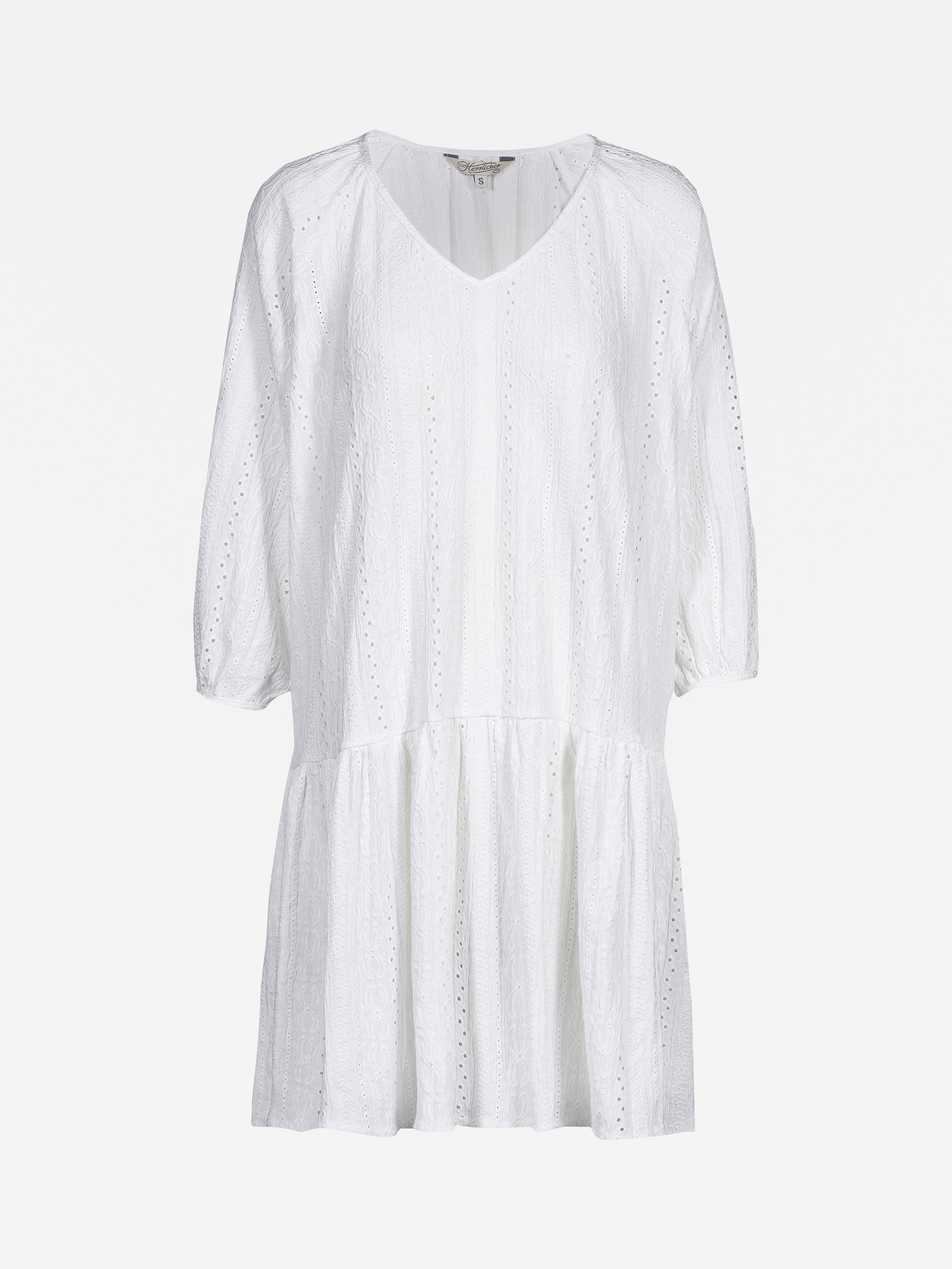Locker geschnittenes weißes Kleid mit V-Ausschnitt, ellenbogenlangen Ärmeln und gerafftem, leicht ausgestelltem Rock. Der Stoff hat ein dezentes Strukturmuster und kleine Ösendetails. Das Kleid ist auf einem schlichten weißen Hintergrund abgebildet.