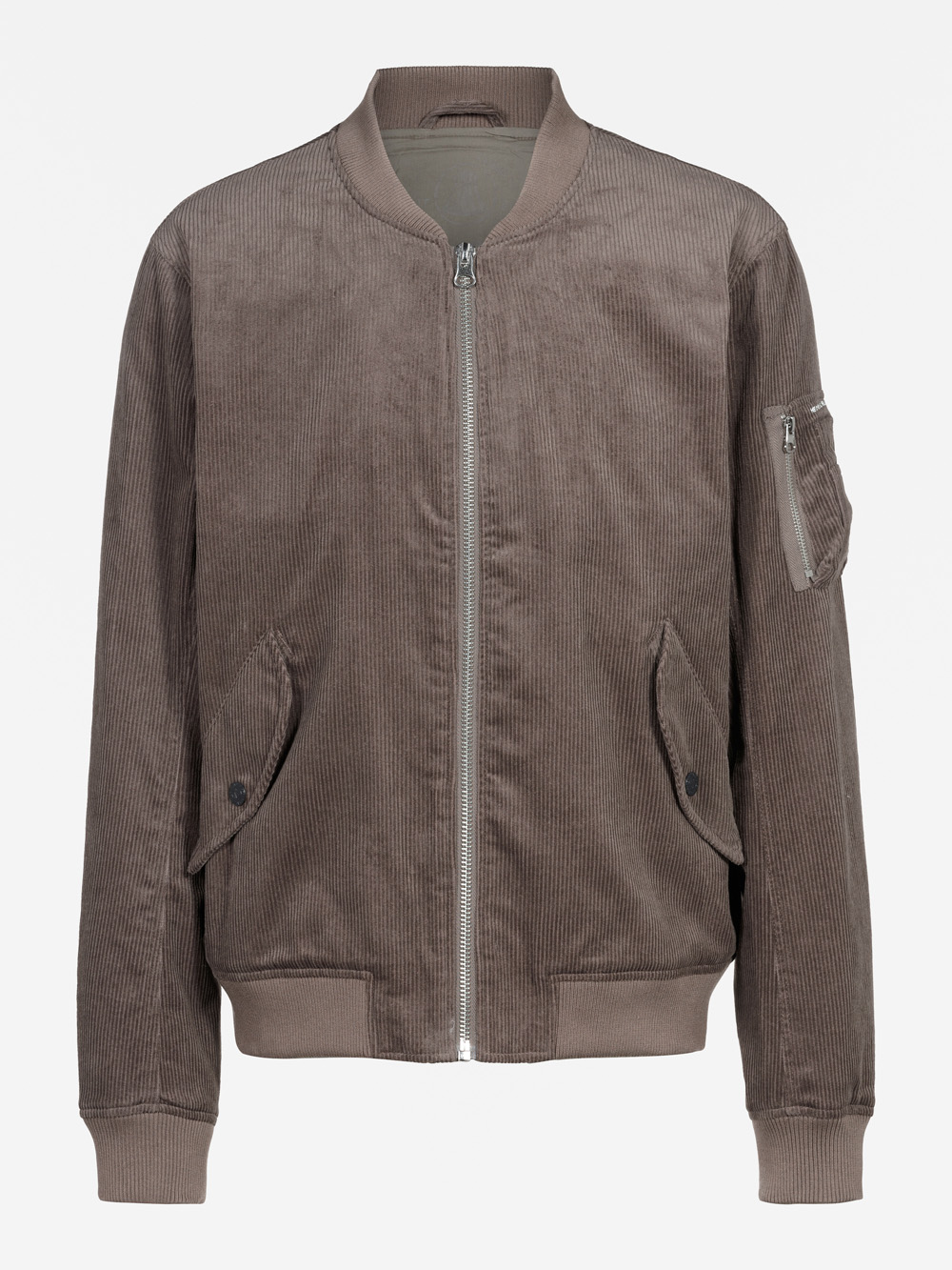 Braune Cord-Bomberjacke mit Reißverschluss vorne, zwei geknöpften Seitentaschen, einer Ärmeltasche mit Reißverschluss am linken Arm, gerippten Bündchen, Kragen und Saum, auf einfarbig weißem Hintergrund.
