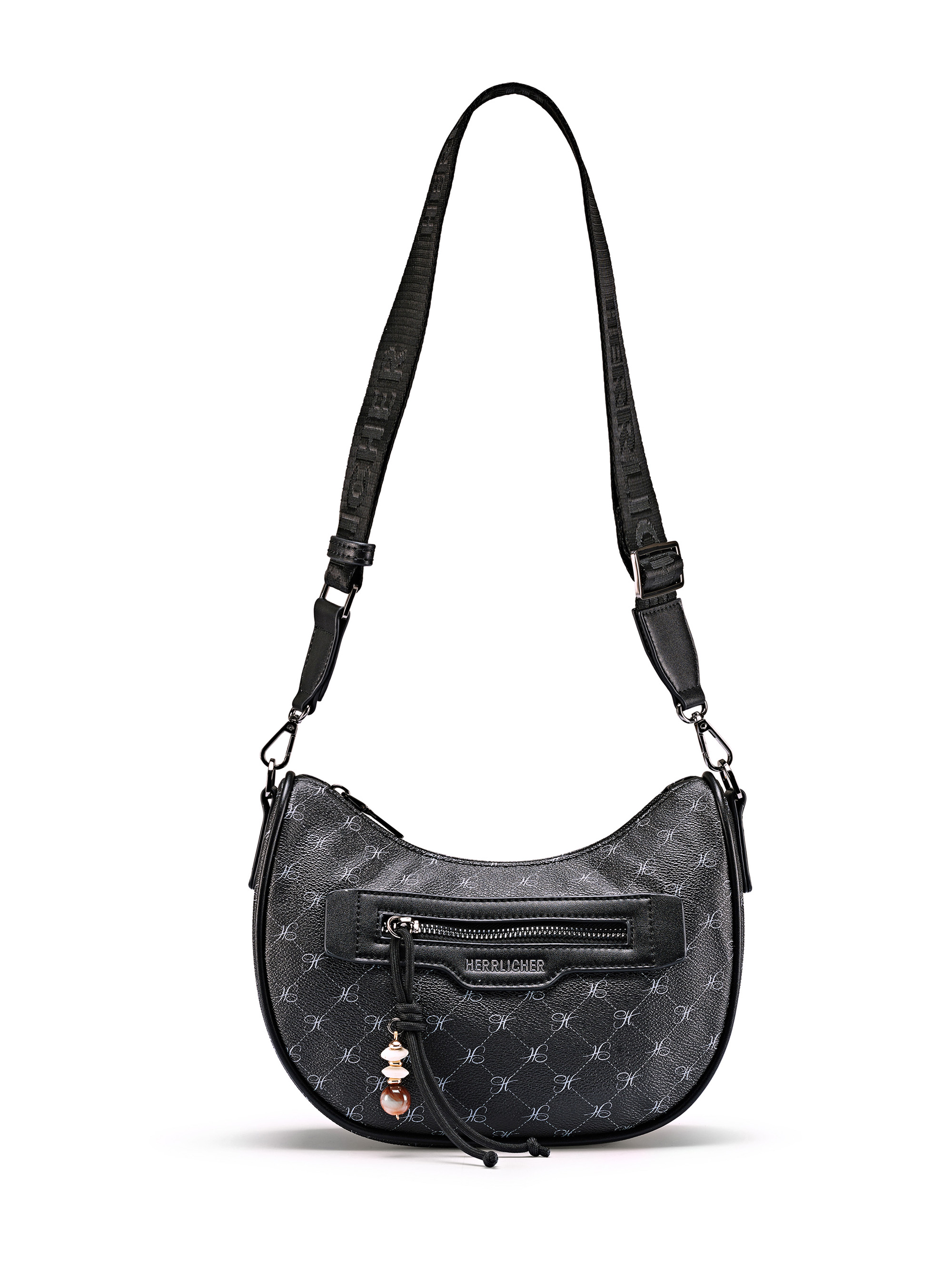 Schwarze Umhängetasche mit geometrischem Muster, verstellbarem Riemen, Vordertasche mit Reißverschluss und kleinen dekorativen Anhängern am Reißverschluss.