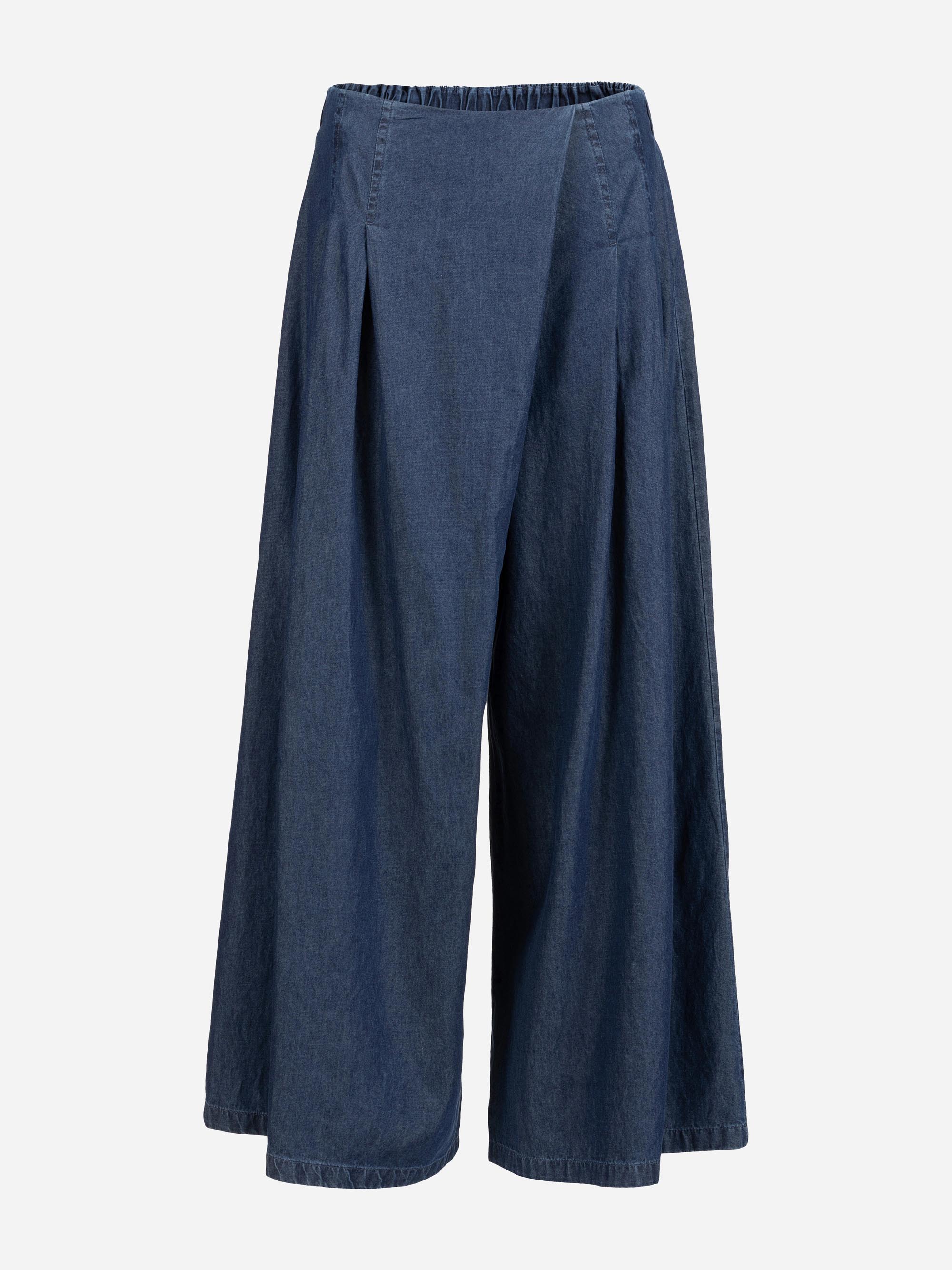 Weit geschnittene Denim-Culottes mit weitem Bein, hohem Gummibund und abgesteppten Falten auf weißem Grund.