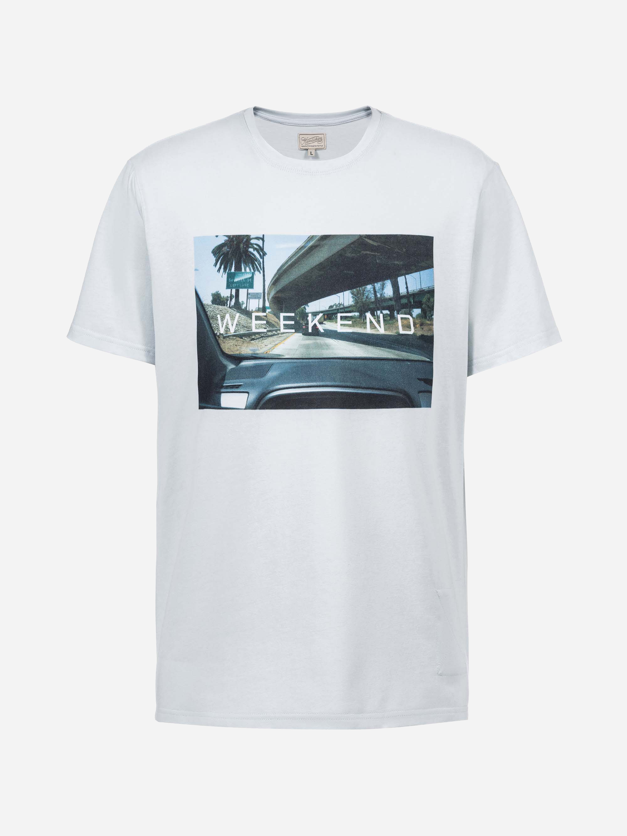 Weißes T-Shirt mit der Grafik eines Autoarmaturenbretts mit Palmen und Autobahnüberführungen und dem Wort WEEKEND quer über das Bild gedruckt.