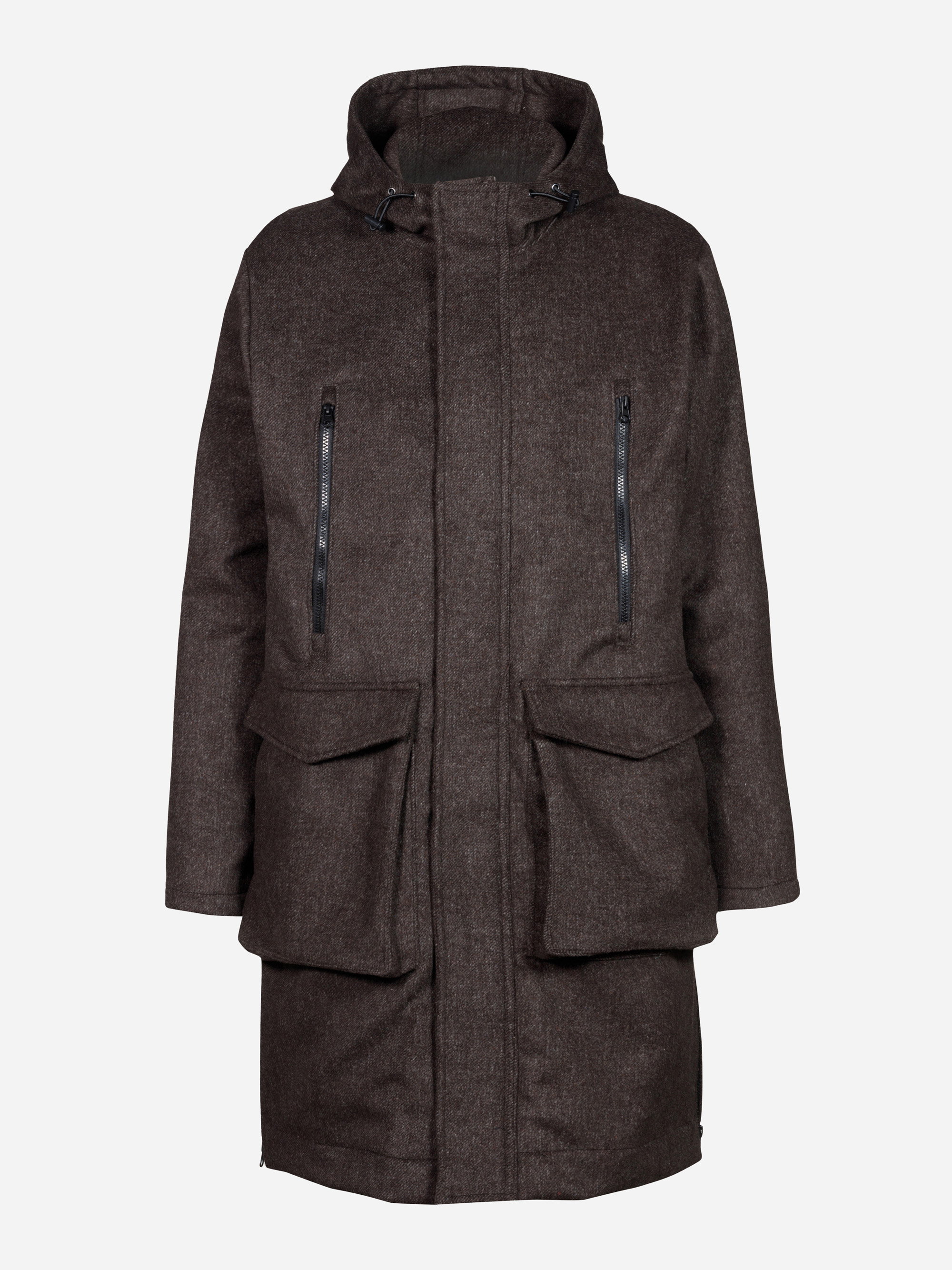 Ein langer, brauner Wintermantel mit Kapuze, zwei großen Pattentaschen vorne und zwei vertikalen Brusttaschen mit Reißverschluss auf weißem Hintergrund.