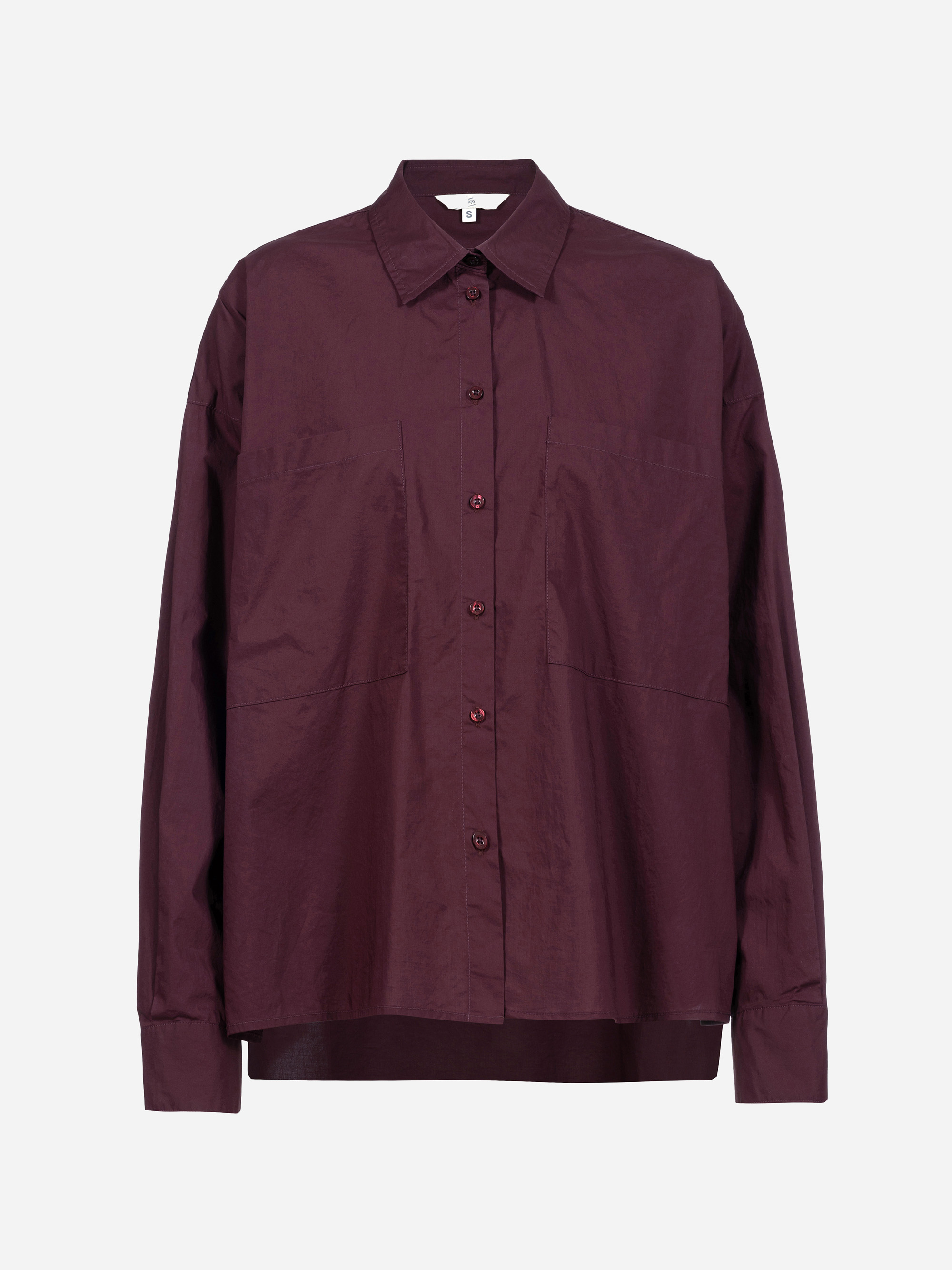 Langärmeliges Hemd mit Knopfleiste in tiefem Burgunderrot, mit Kragen und lockerer Passform mit sichtbaren Nähten auf der Vorderseite und leicht glänzendem Stoff.