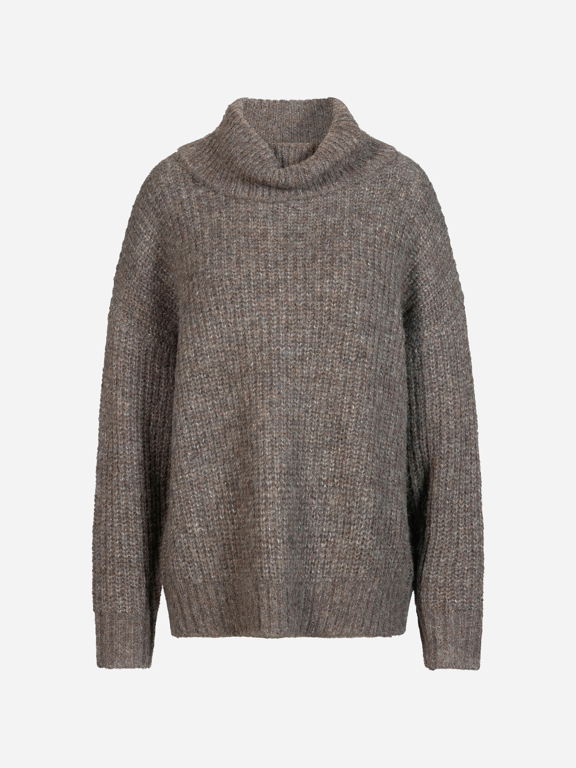 Ein brauner, grob gestrickter Rollkragenpullover mit langen Ärmeln, präsentiert vor einem schlichten weißen Hintergrund.