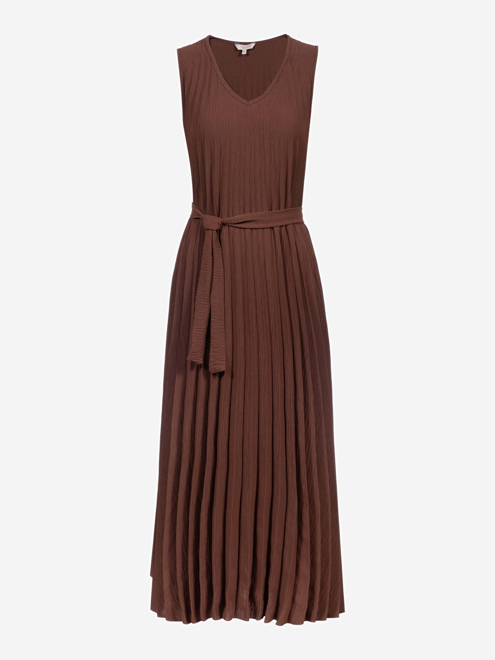 Ärmelloses braunes Plisseekleid mit V-Ausschnitt und passender Taillenbinde auf einfarbig weißem Hintergrund.