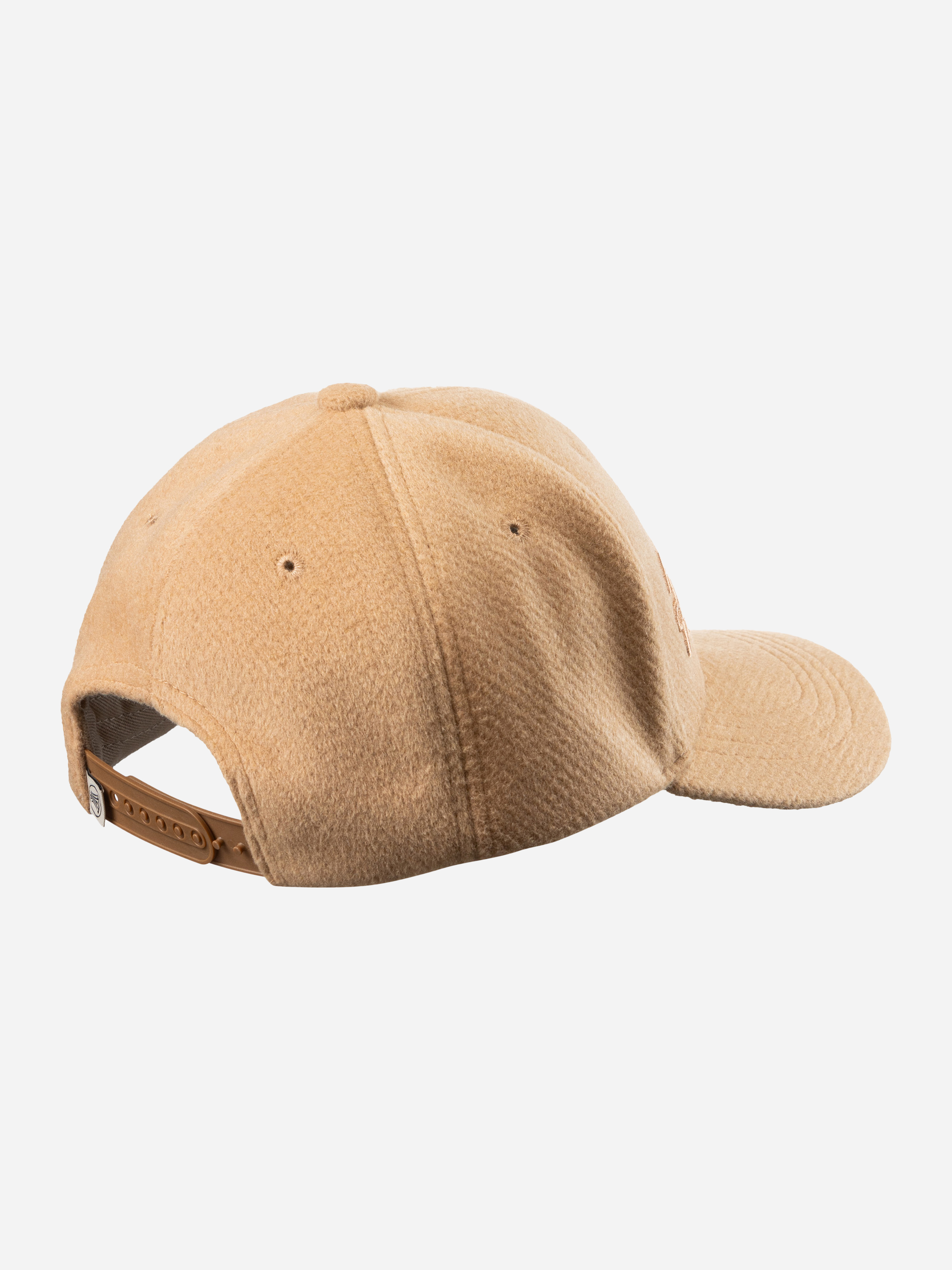Eine hellbraune Baseballkappe aus weichem, strukturiertem Stoff, von hinten und von der Seite gezeigt. Die Kappe hat eine gebogene Krempe und einen verstellbaren Riemen mit Metallschnalle.