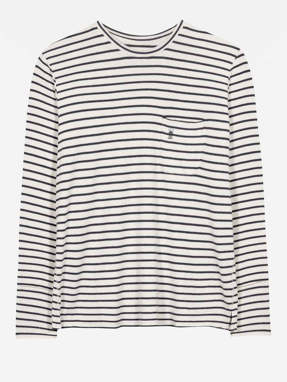 Ein langärmeliges, weißes Hemd mit schwarzen Querstreifen und einer kleinen Tasche auf der linken Brust, die ein einfaches, handgezeichnetes Handmuster über der Tasche aufweist.