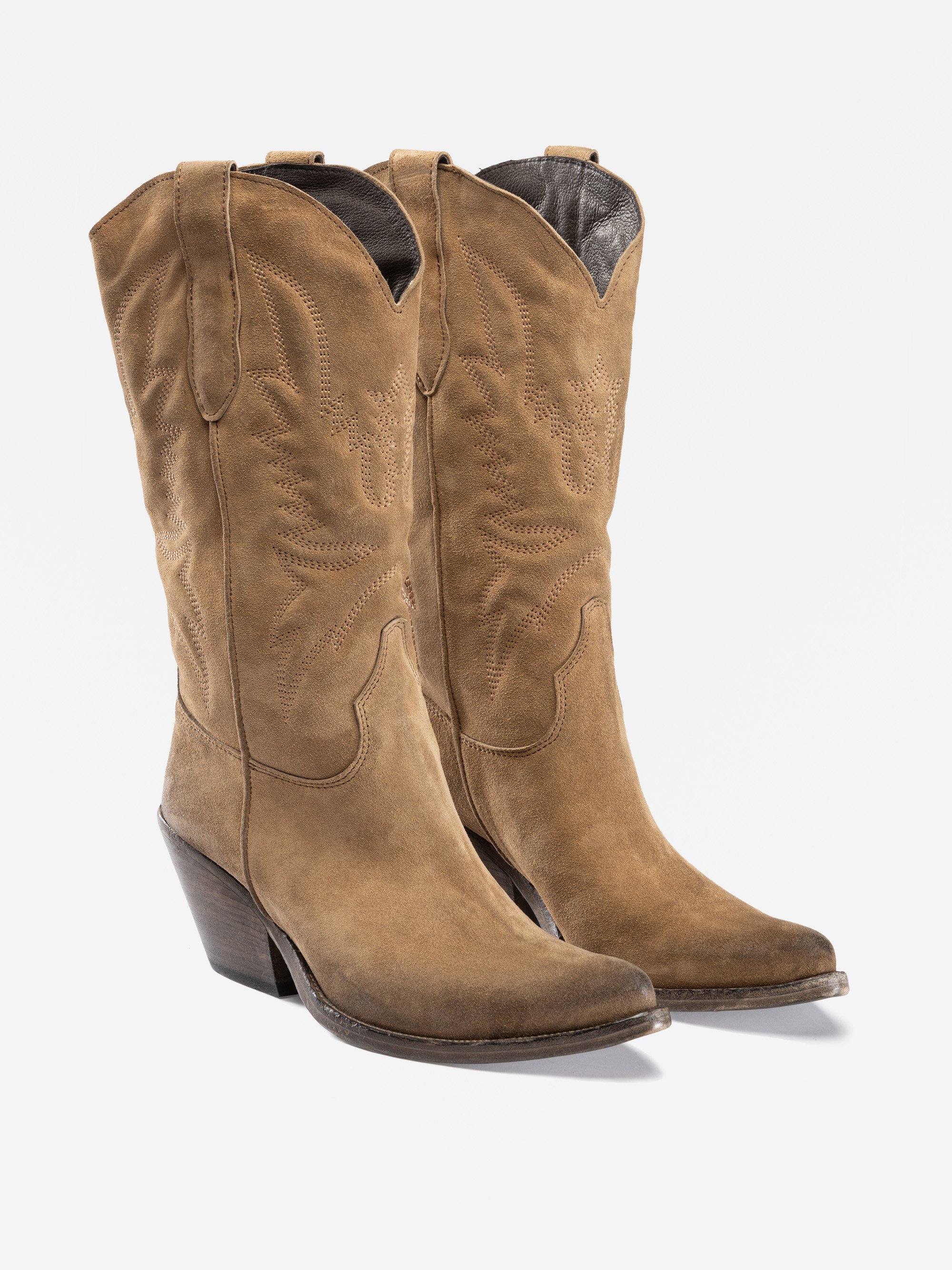 Ein Paar hellbraune Cowboystiefel aus Wildleder mit Ziernähten, spitzen Zehen und abgewinkelten Absätzen, dargestellt vor einem weißen Hintergrund.