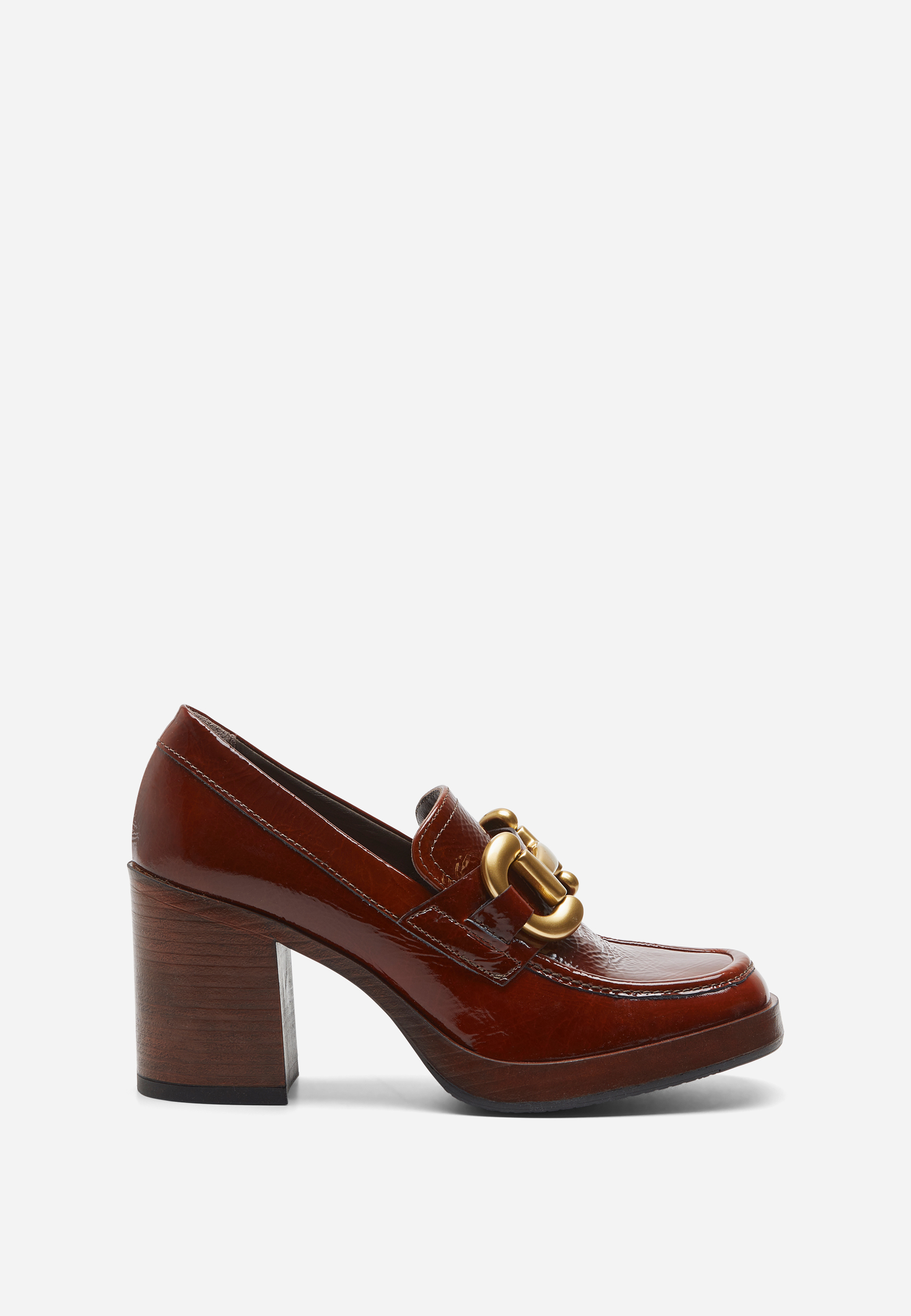 Ein brauner Lackleder-Slipper mit einem hohen Absatz und einer goldenen Zierschnalle auf der Vorderseite, dargestellt im Seitenprofil auf einem schlichten weißen Hintergrund.