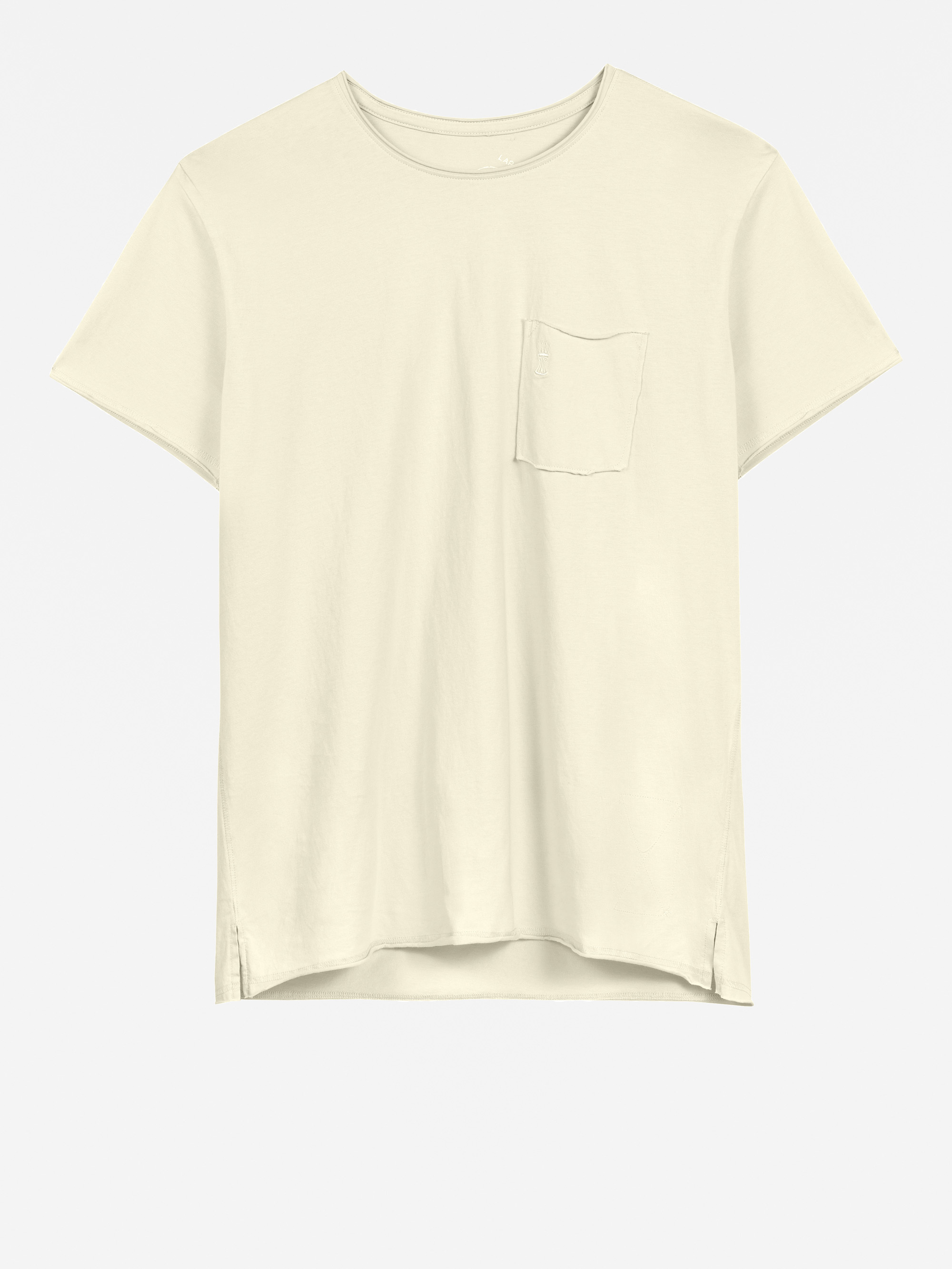Ein schlichtes, kurzärmeliges, cremefarbenes T-Shirt mit rundem Halsausschnitt und einer kleinen Brusttasche auf der linken Seite auf weißem Grund.