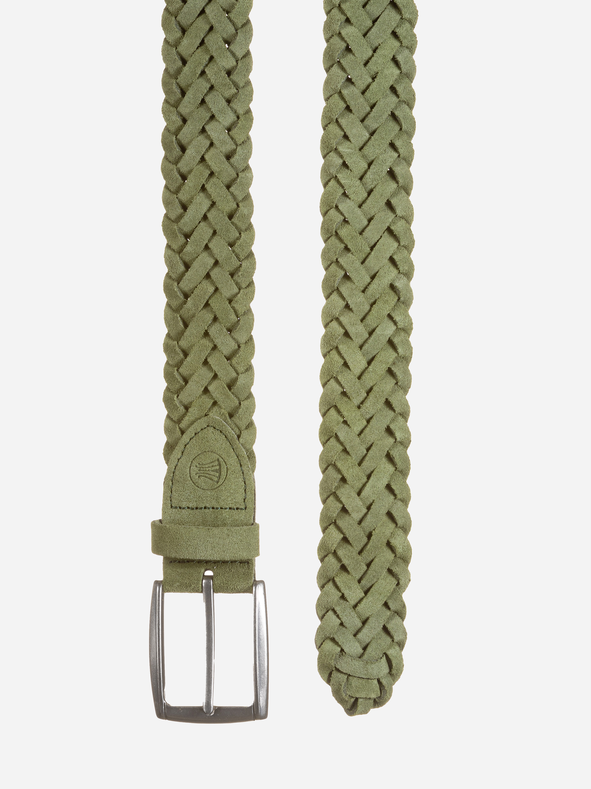 Ein grüner geflochtener Wildledergürtel mit silberner Schnalle und einem strukturierten, gewebten Muster auf weißem Hintergrund.