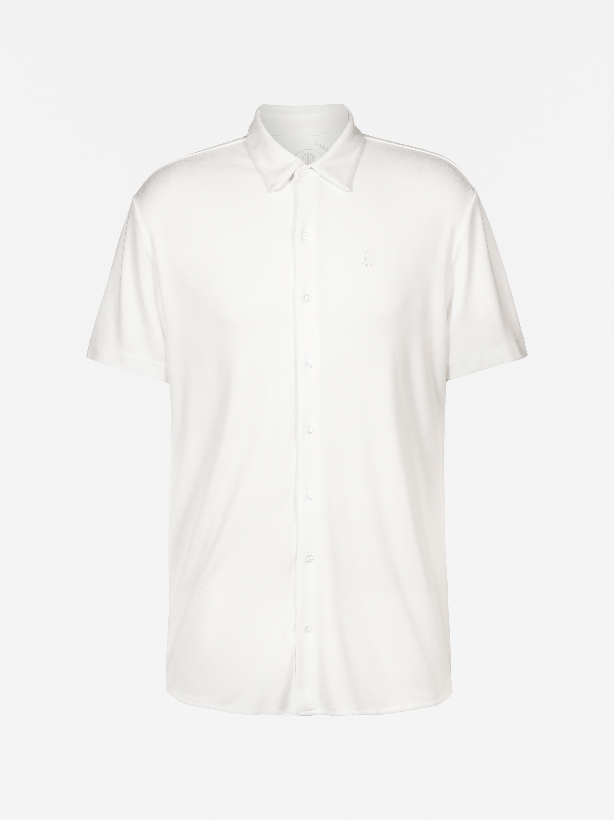 Ein schlichtes weißes, kurzärmeliges Hemd mit Kragen, das vor einem weißen Hintergrund steht.
