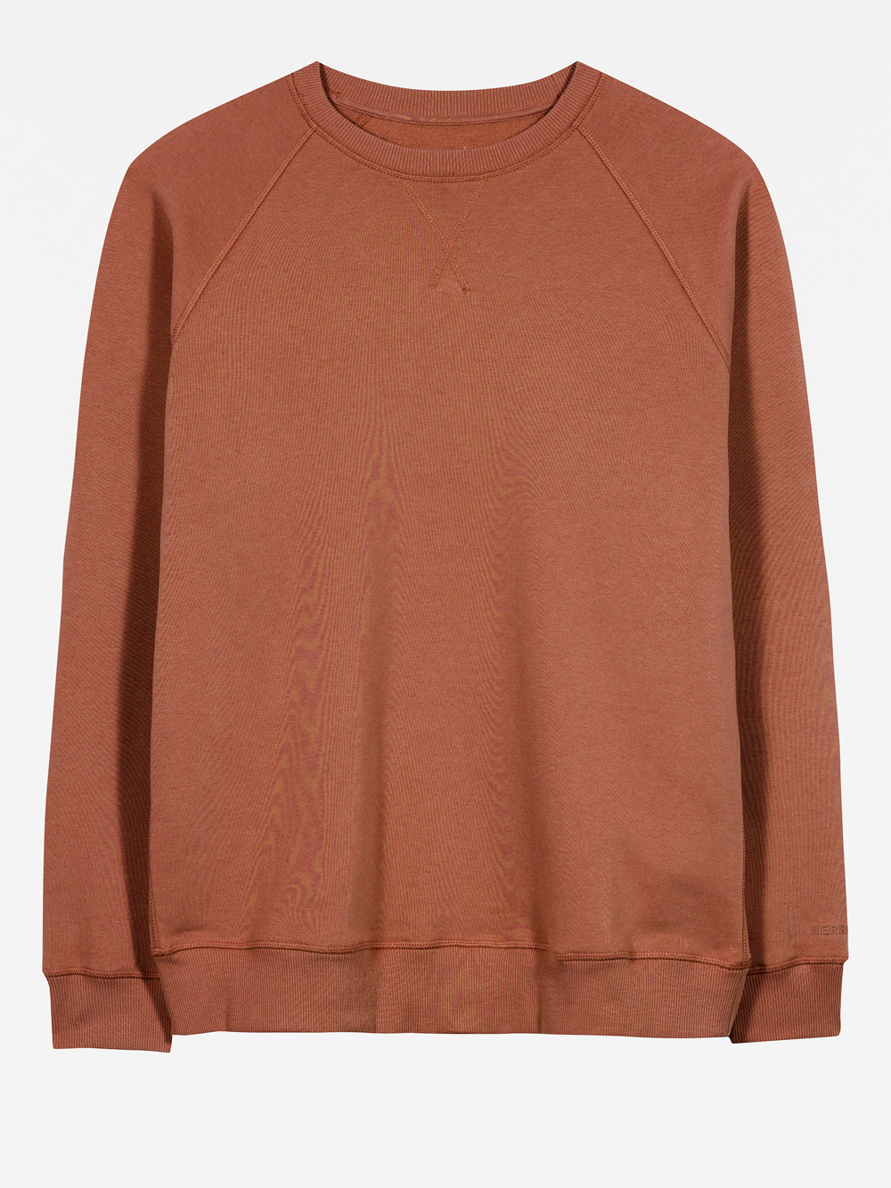 Ein schlichtes, langärmeliges, rostfarbenes Sweatshirt mit Rundhalsausschnitt und gerippten Bündchen und Saum auf weißem Hintergrund.