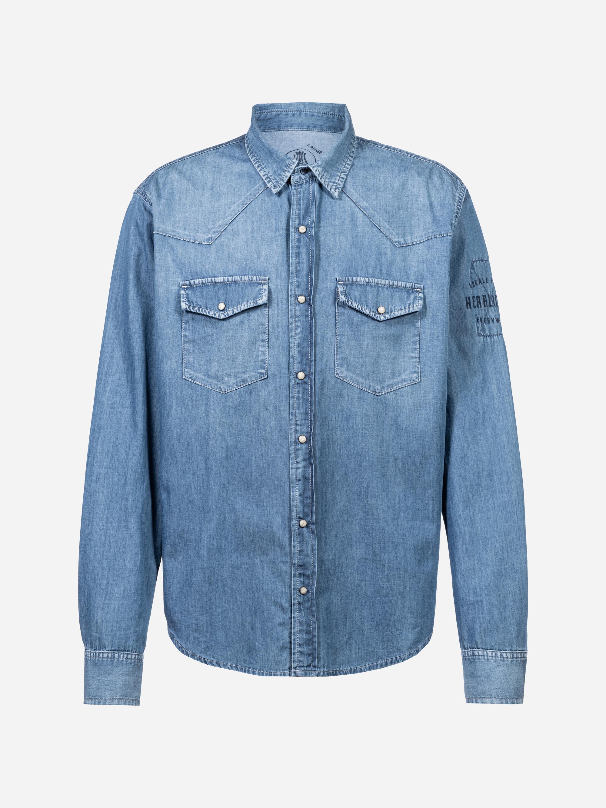 Hellblaues Denim-Langarmhemd mit Druckknöpfen vorne, zwei Brusttaschen mit Klappen und sichtbaren Nähten. Das Hemd hat einen klassischen Kragen und eine Passe im Western-Stil.