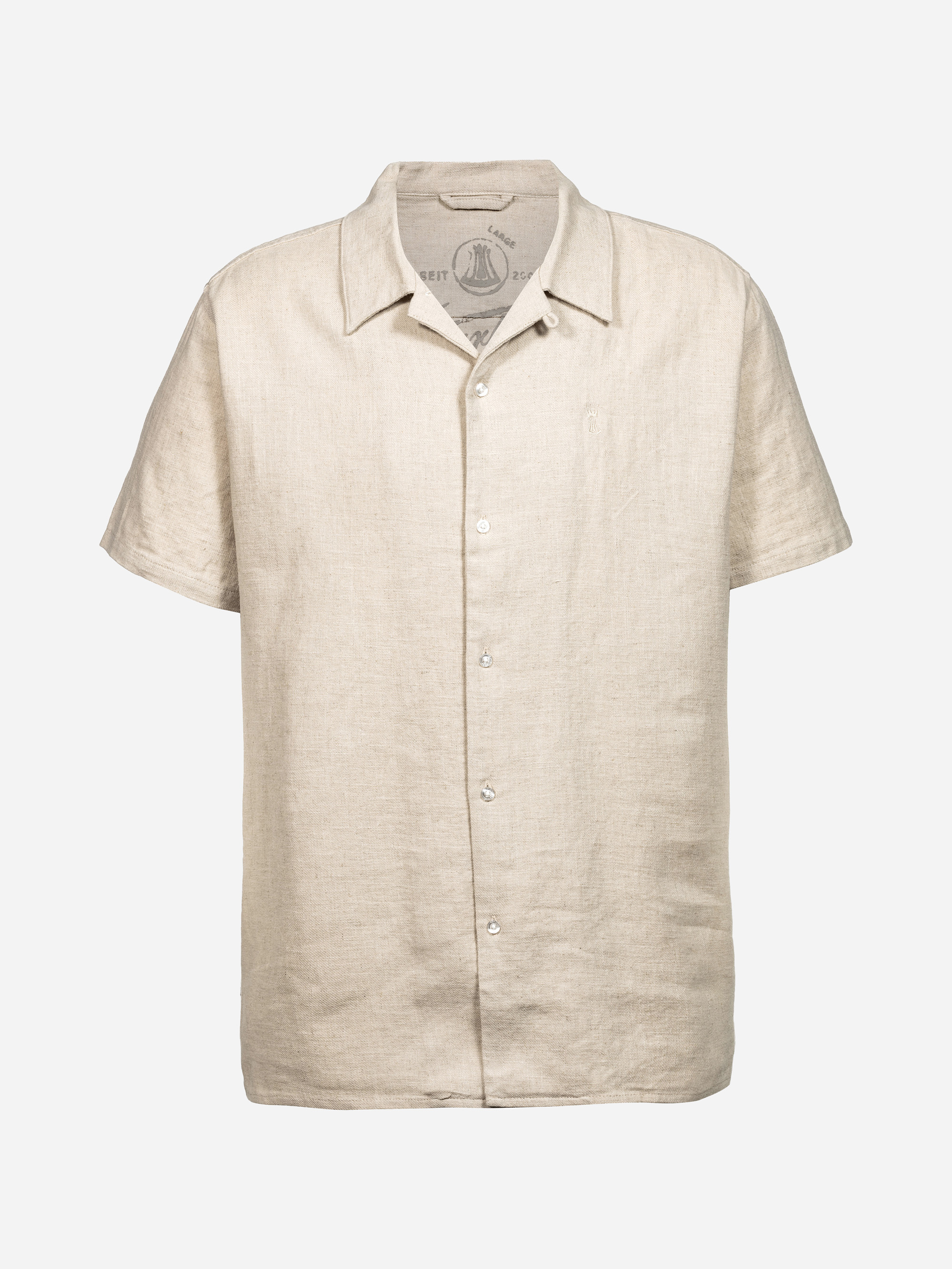 Ein beigefarbenes, kurzärmeliges Leinenhemd mit Knopfleiste und Kragen auf weißem Grund. Das Hemd hat eine lockere Passform und eine einzelne Brusttasche.