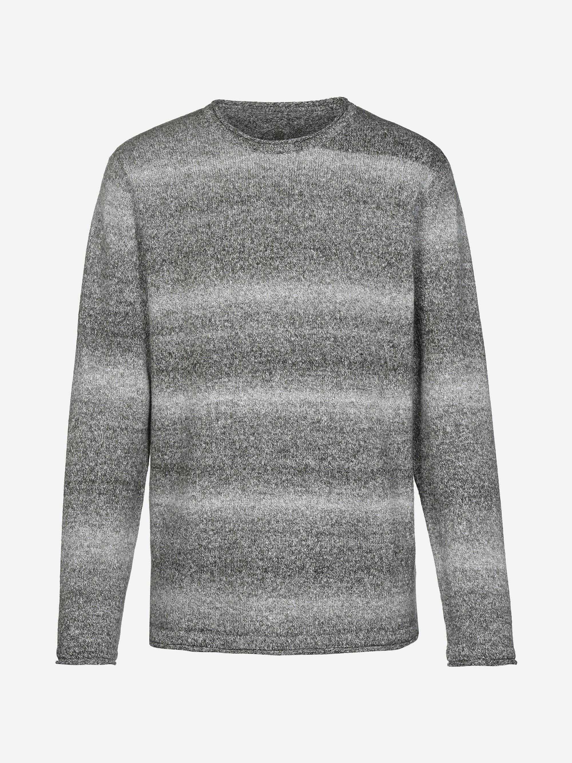 Langärmeliger Pullover mit Rundhalsausschnitt und grau-weißem, horizontalem Farbverlaufsmuster auf weißem Hintergrund.