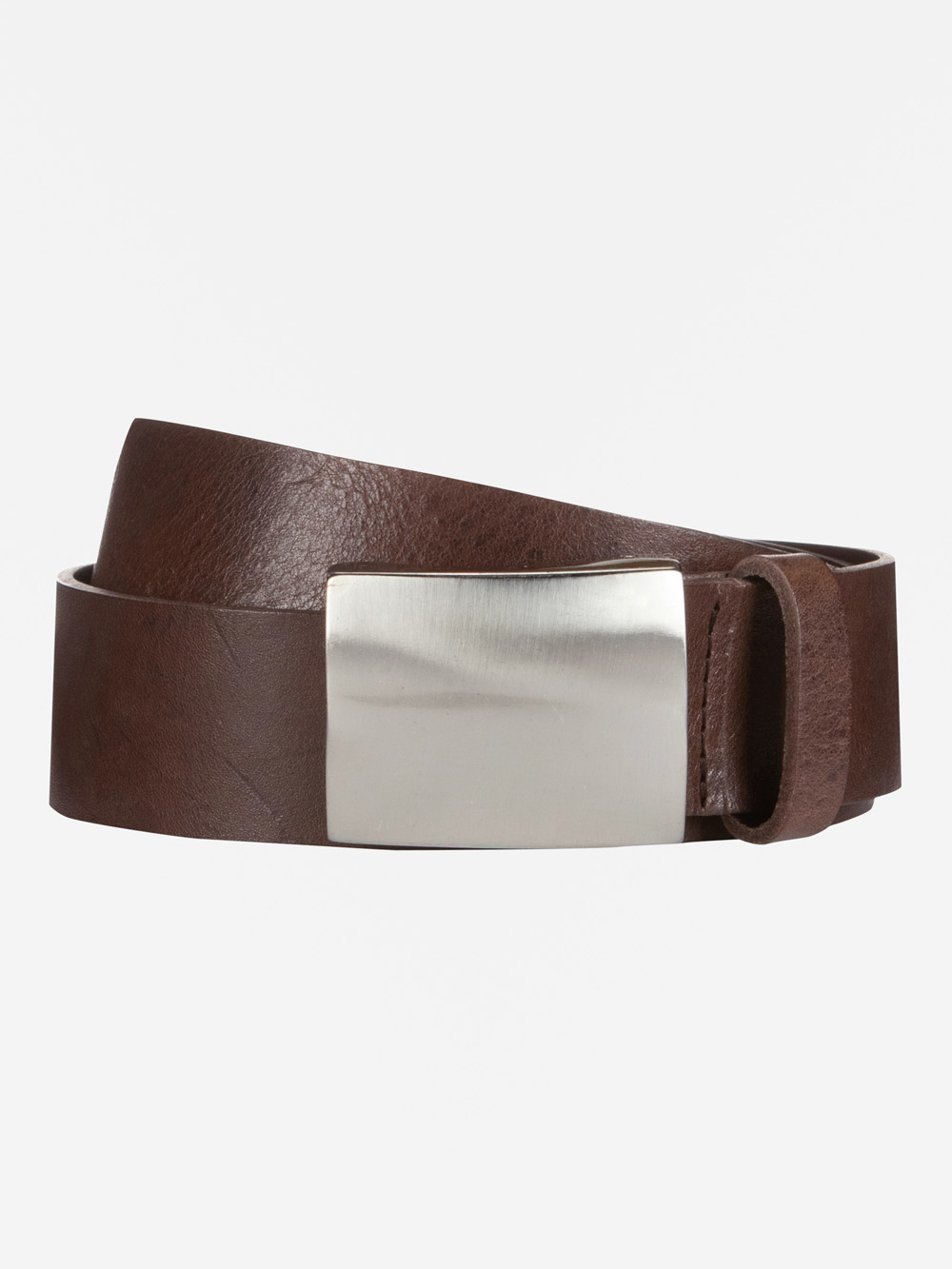 Ein brauner Ledergürtel mit einer breiten, rechteckigen silbernen Schnalle, die vor einem schlichten weißen Hintergrund aufgerollt ist.