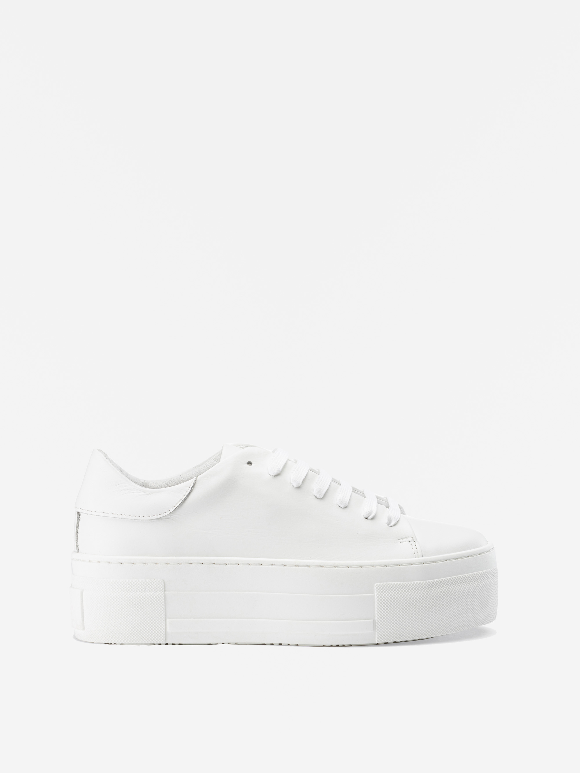 Ein weißer Plateau-Sneaker mit dicker Sohle, Schnürung vorne und minimalistischem Design auf einfarbig weißem Hintergrund.
