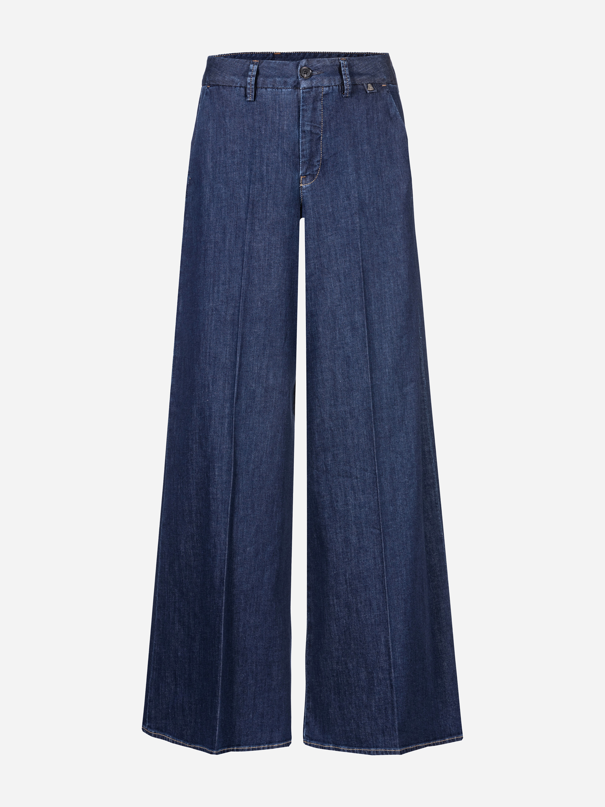 Blaue Denim-Jeans mit hoher Taille und weitem Bein, mit Falten auf der Vorderseite und einem Verschluss mit Knopf und Reißverschluss auf weißem Hintergrund.