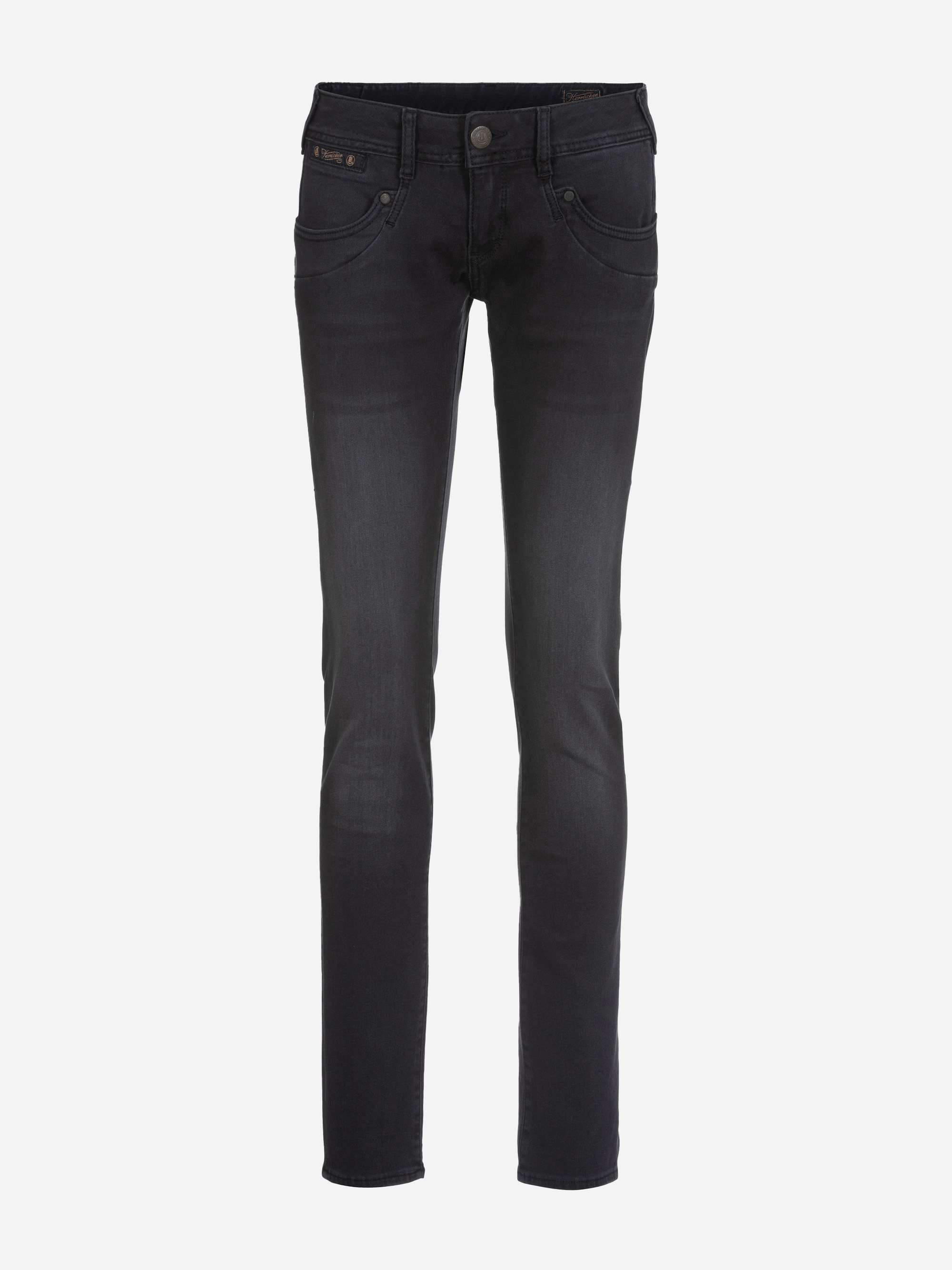 Eine schwarze, schmal geschnittene Jeans mit fünf Taschen und einem Knopfverschluss auf weißem Hintergrund.