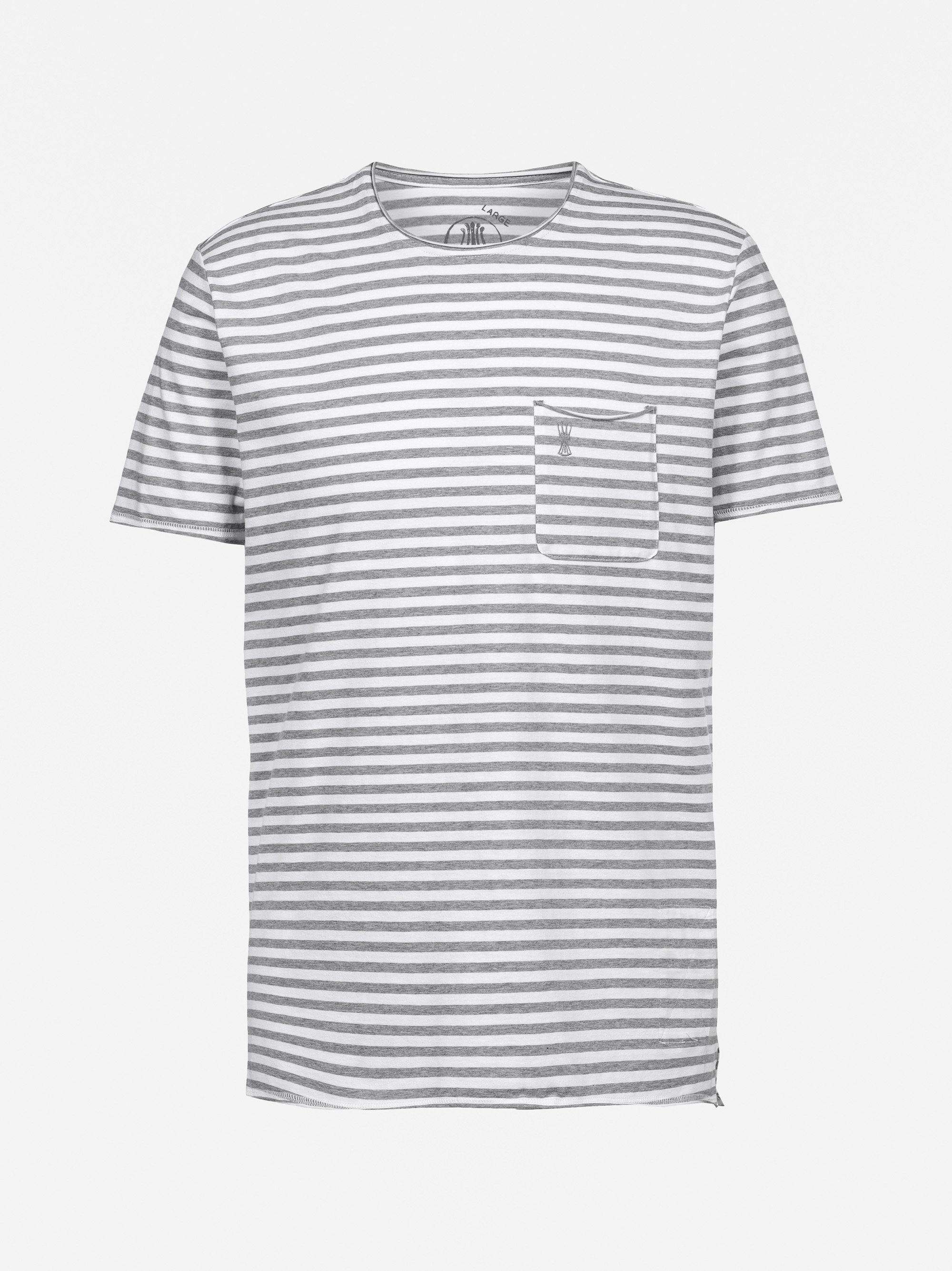 Ein kurzärmeliges, weißes T-Shirt mit dünnen grauen Querstreifen und einer kleinen Brusttasche auf der linken Seite. Das Hemd ist auf einem einfarbig weißen Hintergrund abgebildet.