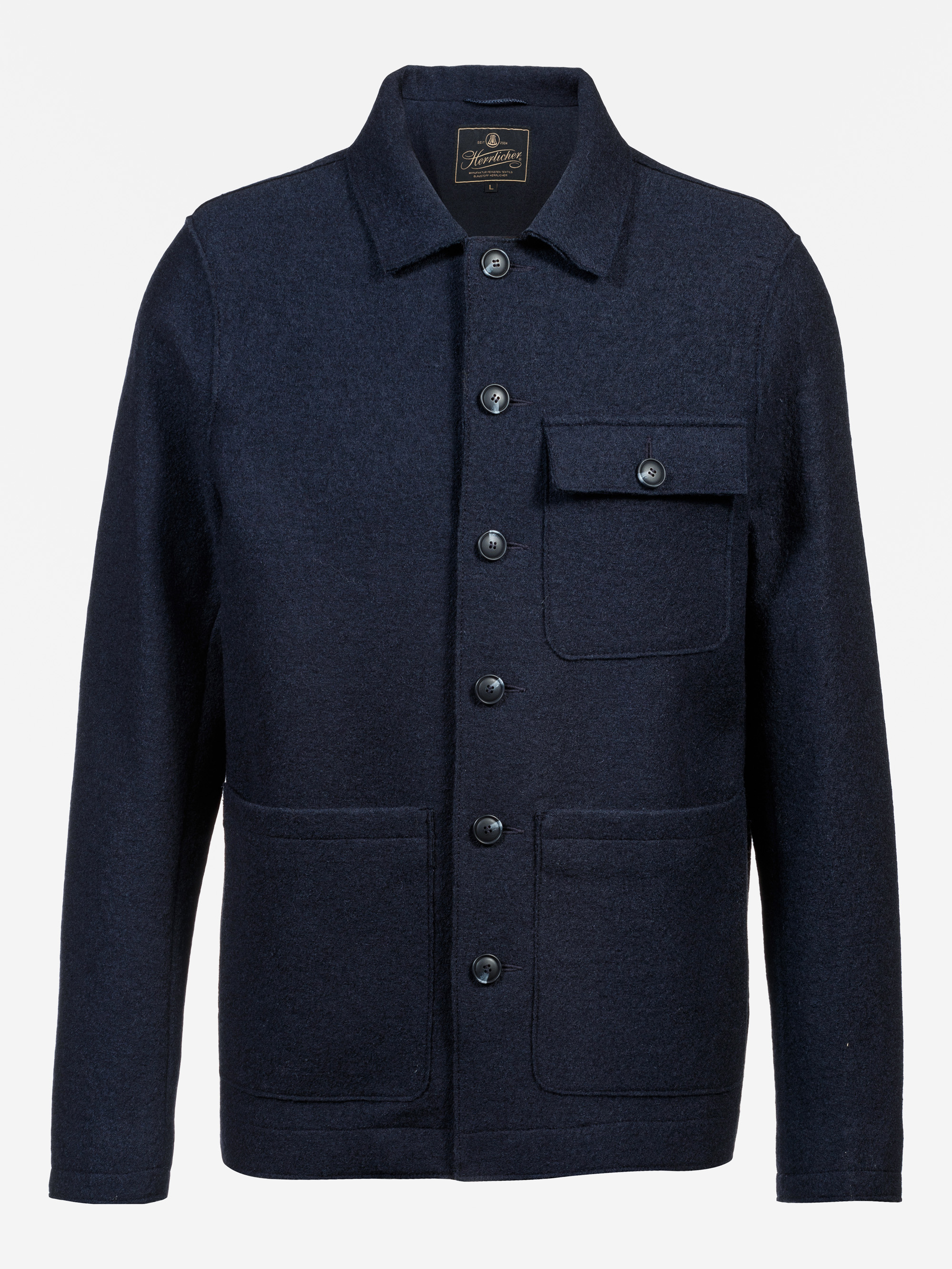 Marineblaue Wolljacke mit Knopfleiste, zwei unteren Vordertaschen und einer Brusttasche mit geknöpfter Klappe auf einfarbig weißem Grund.