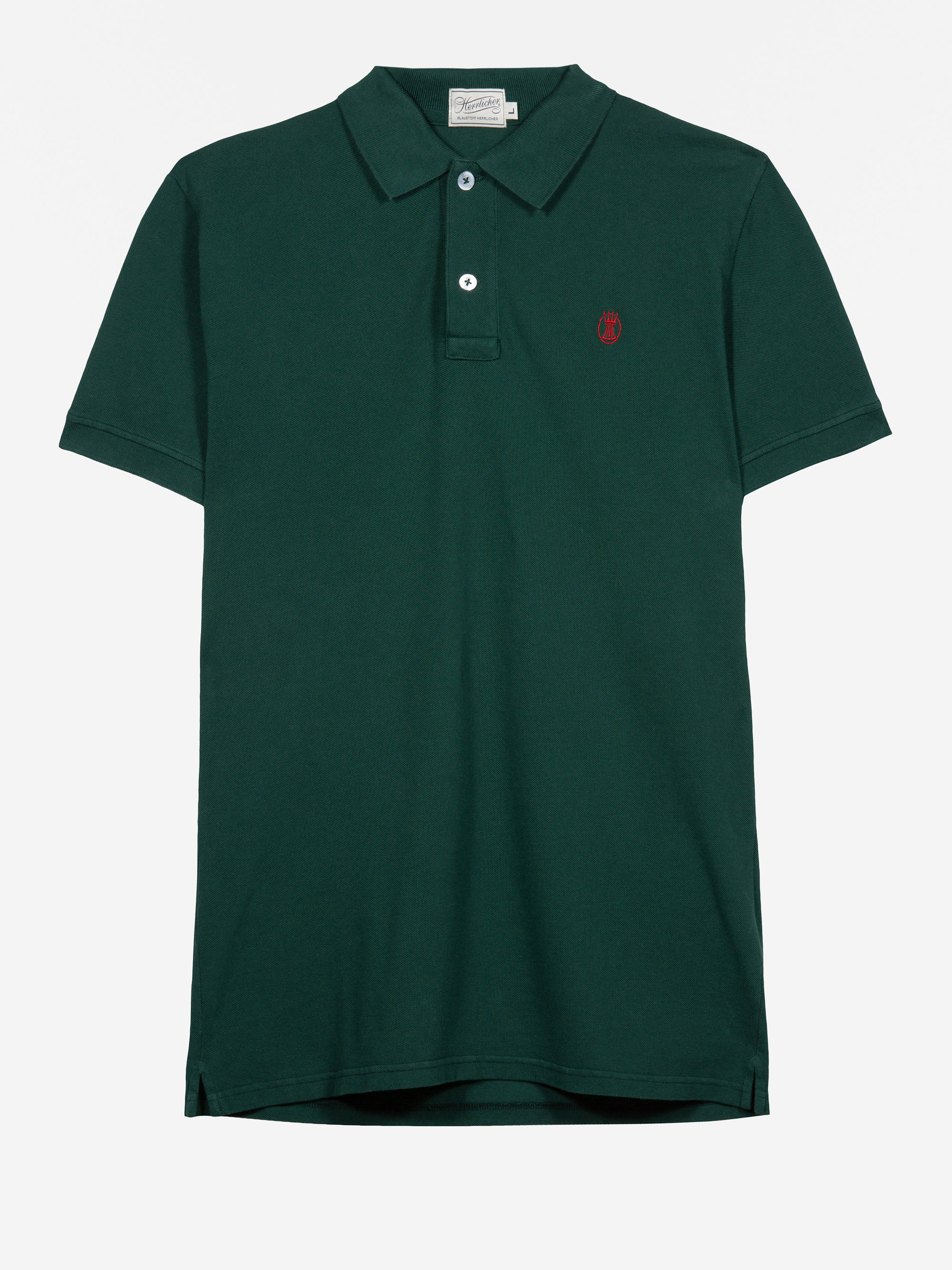 Dunkelgrünes, kurzärmeliges Poloshirt mit Kragen, zwei Knöpfen und einem kleinen, rot gestickten Logo auf der linken Brust. Das Hemd hat einen geraden Saum mit kleinen Seitenschlitzen.