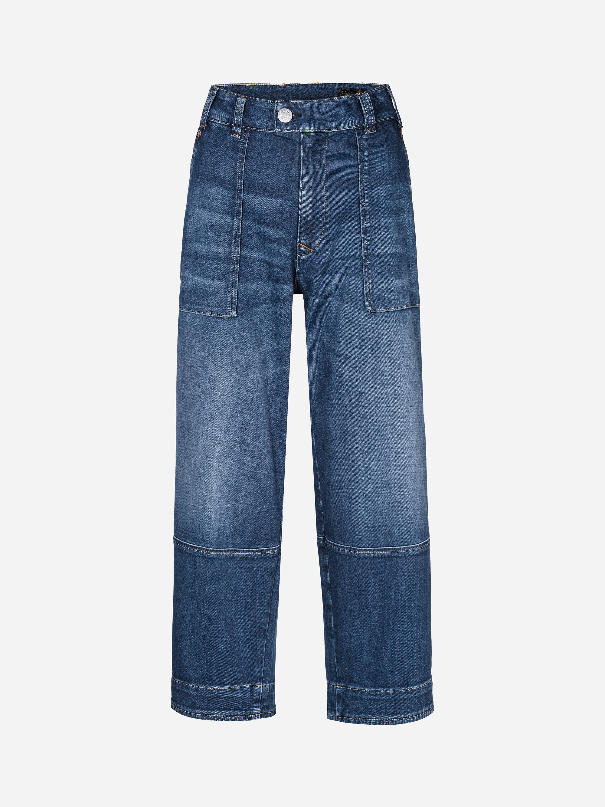 Blaue Denim-Jeans mit weitem Bein, aufgesetzten Taschen vorne, sichtbaren horizontalen Nähten an den Knien und einem silbernen Knopf am Bund auf weißem Grund.