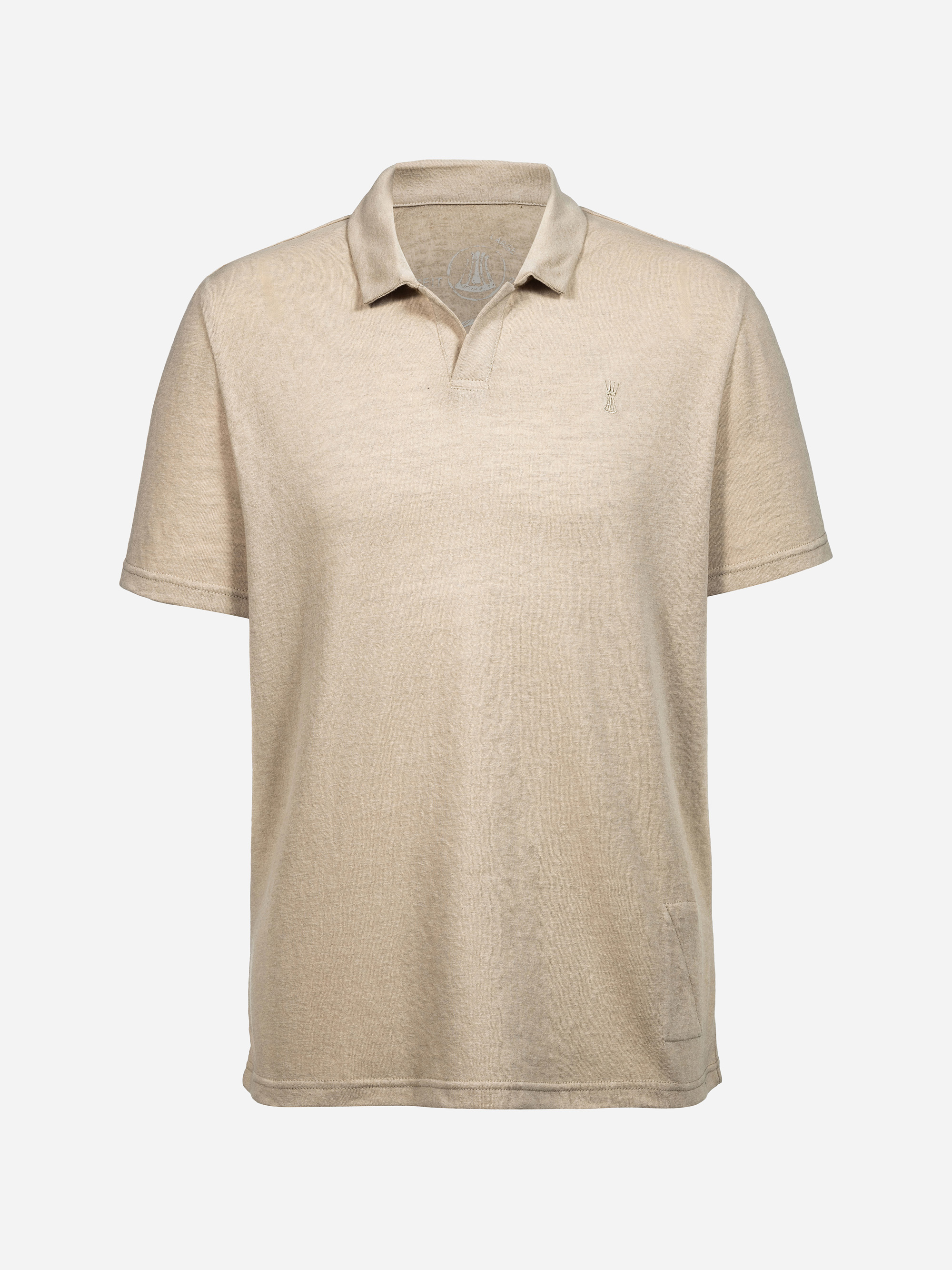 Ein beigefarbenes Kurzarm-Poloshirt mit Kragen und dezentem Logo auf der linken Brust, das auf einem schlichten weißen Hintergrund abgebildet ist.