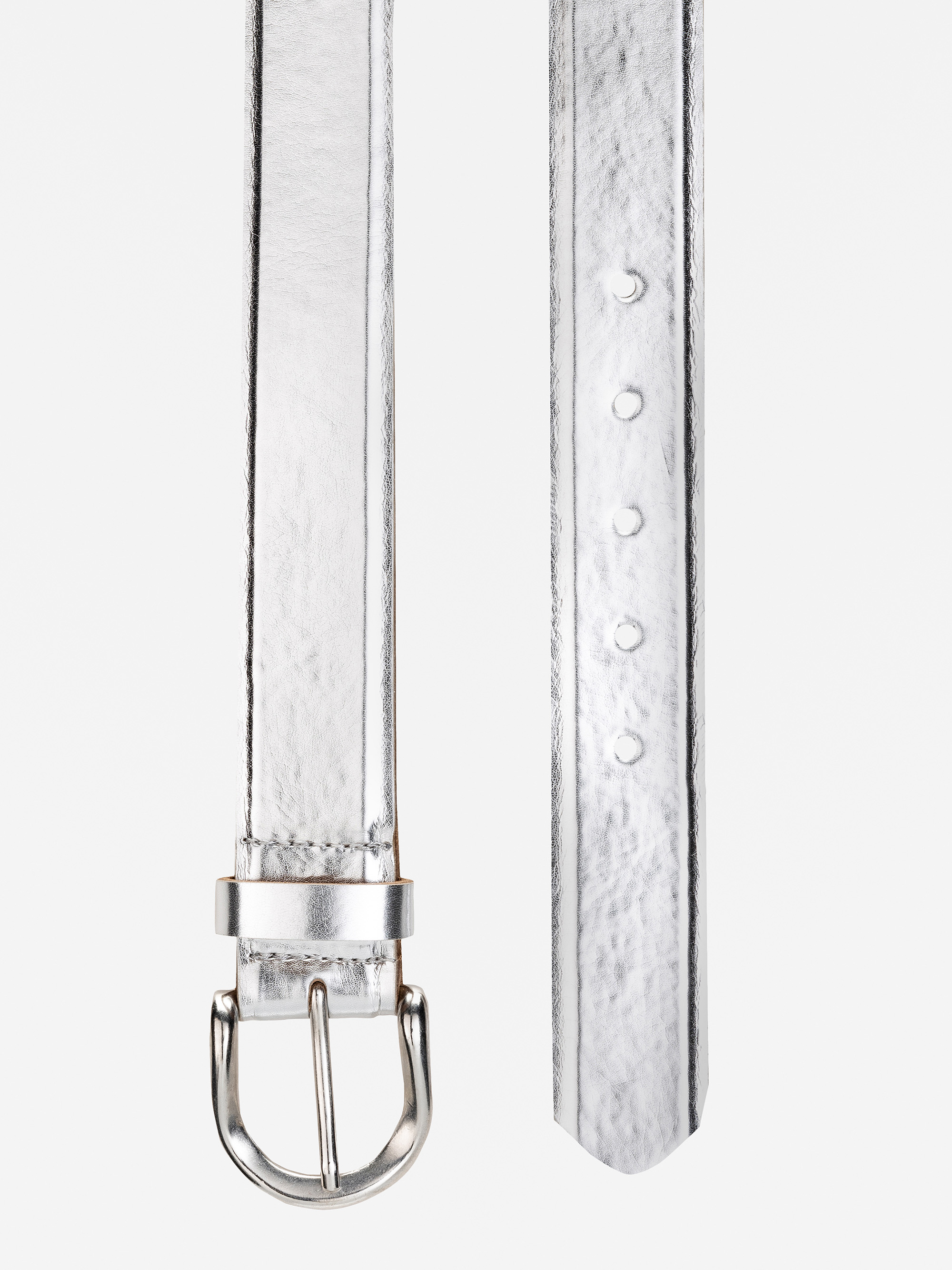 Ein silberfarbener, metallisch glänzender Gürtel mit einer silbernen Schnalle und mehreren Verstelllöchern auf weißem Hintergrund.