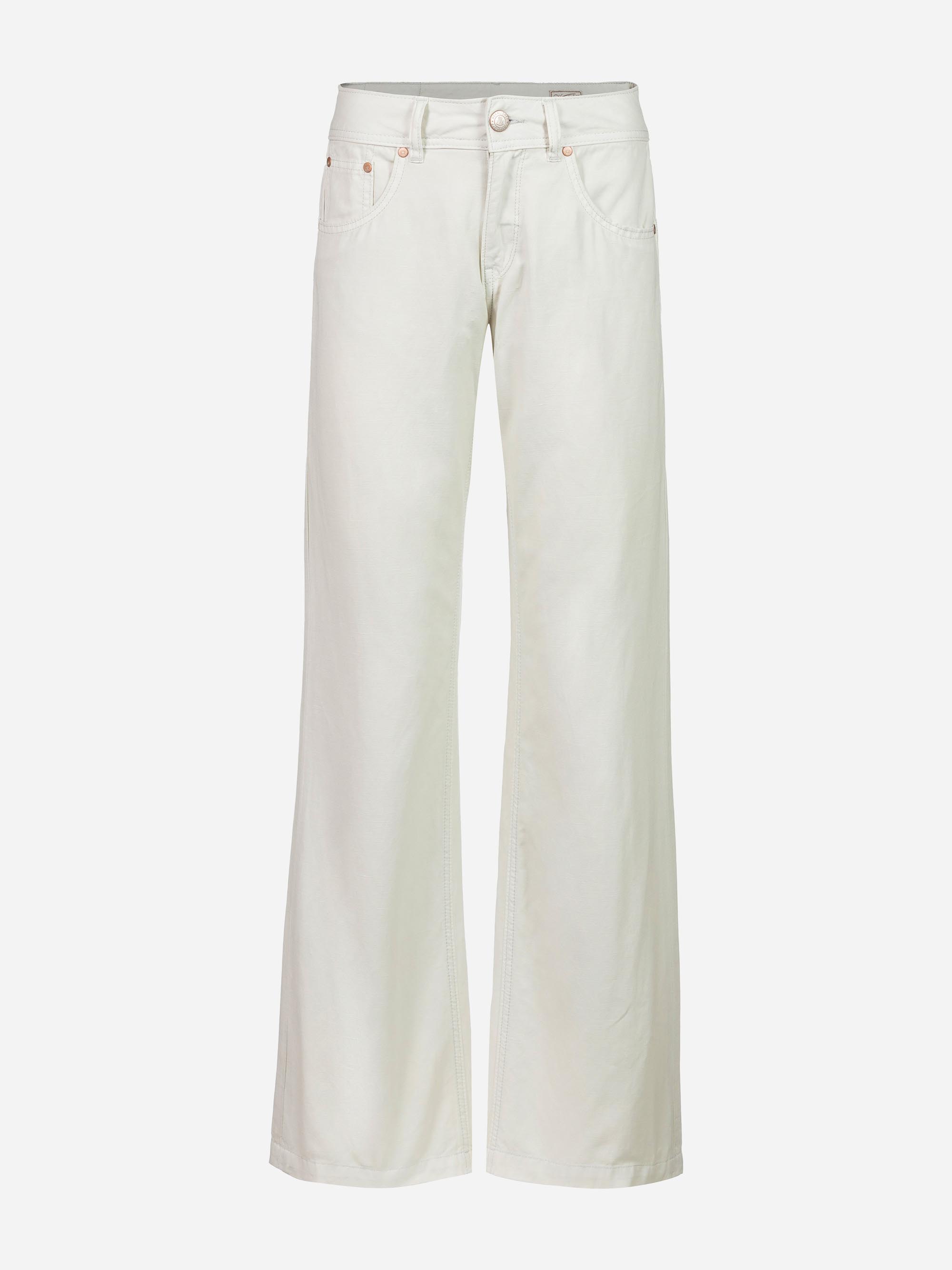 Weiße Jeans mit hoher Taille und weitem Bein, mit Vorder- und Gesäßtaschen, Gürtelschlaufen und einem Knopfverschluss.