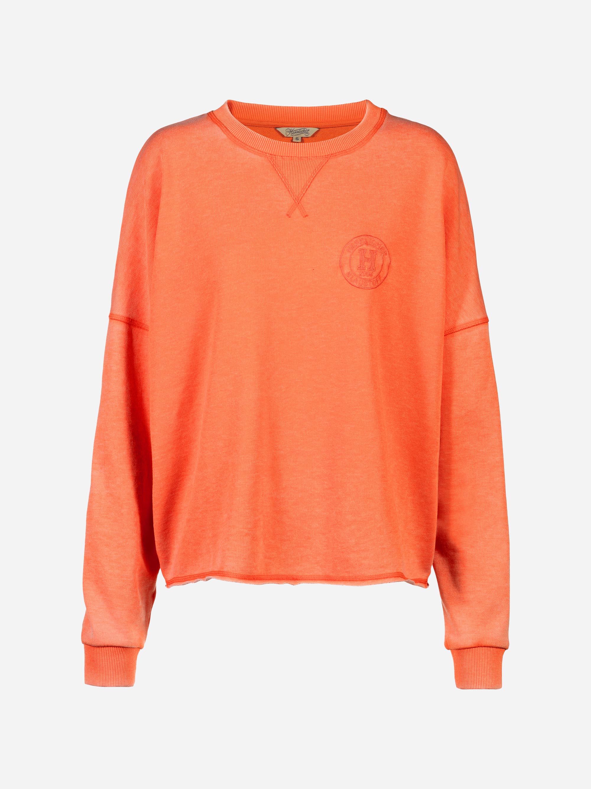 Ein leuchtend orangefarbenes, langärmeliges Sweatshirt mit Rundhalsausschnitt, gerippten Bündchen und Saum sowie einem dezent gestickten Logo auf der linken oberen Brust.