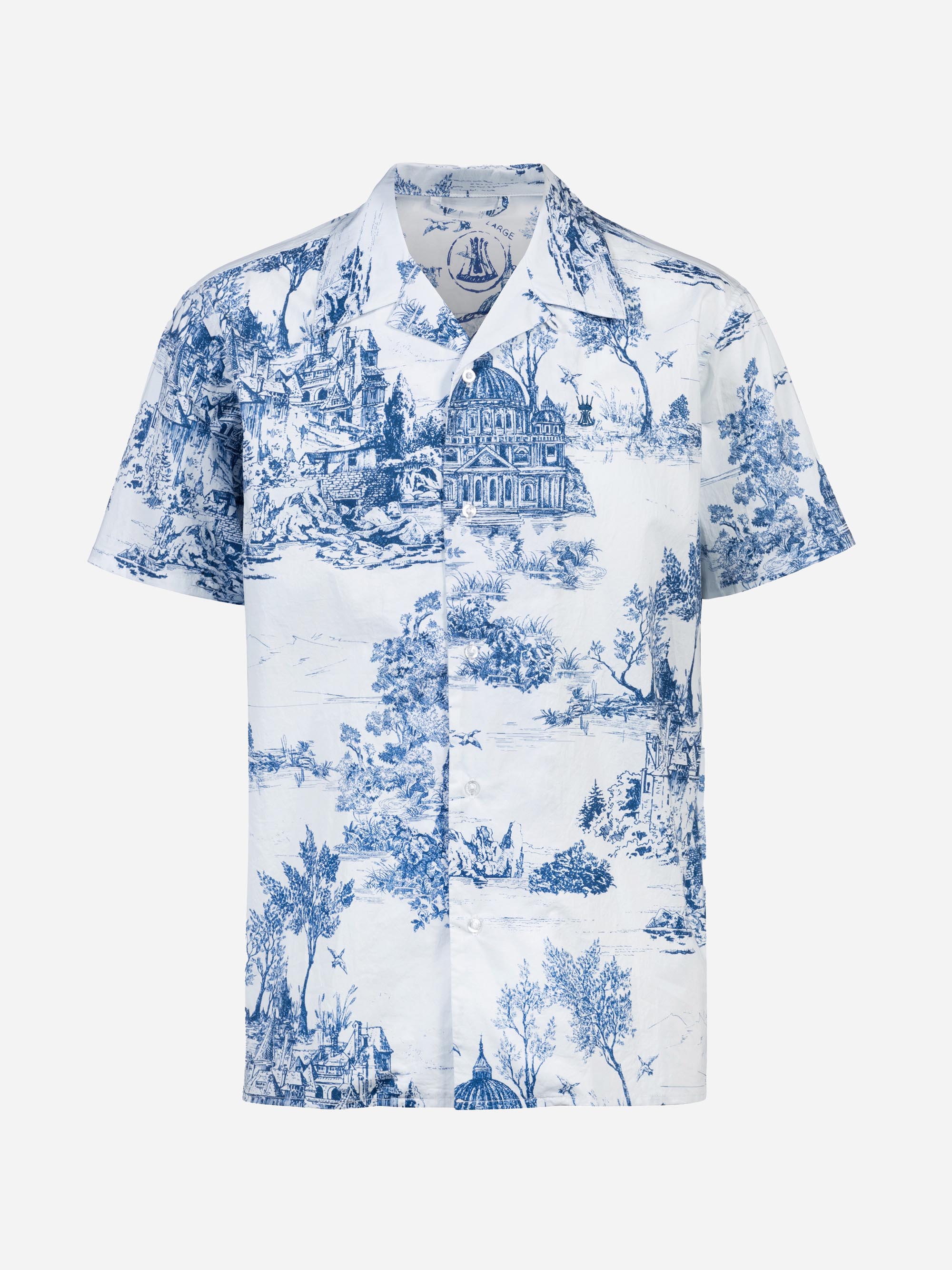 Kurzärmeliges Hemd mit Knopfleiste, weißem Grundton und aufwändigem blauen Toilettedruck mit pastoralen Szenen, Gebäuden und Bäumen. Das Hemd hat einen klassischen Kragen und eine lockere Passform.
