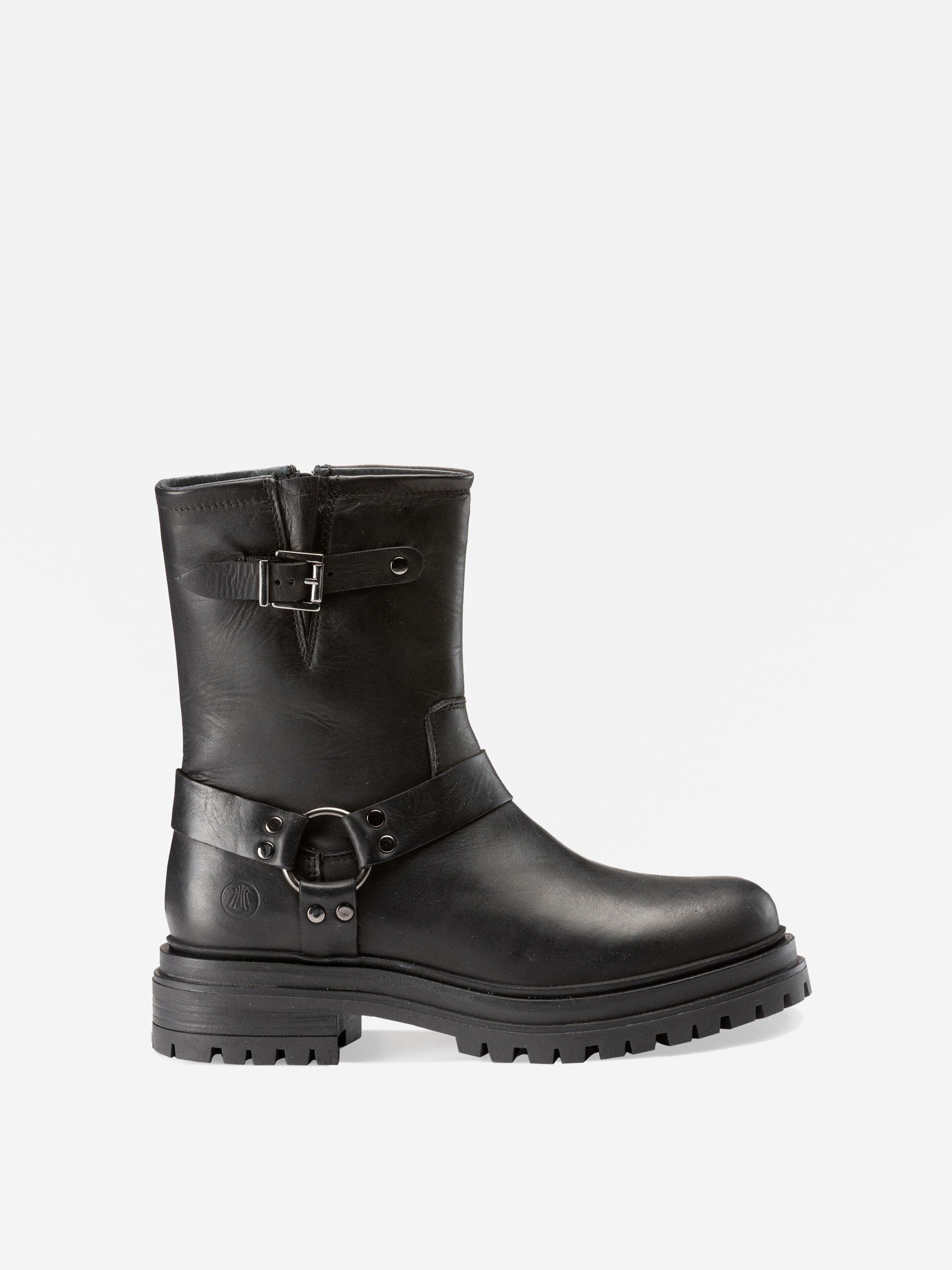 Ein schwarzer, halbhoher Lederstiefel mit einer robusten Sohle, einer silbernen Schnalle an der Spitze und einem dekorativen Riemen mit Metallring und Nieten um den Knöchel, dargestellt auf einem schlichten weißen Hintergrund.