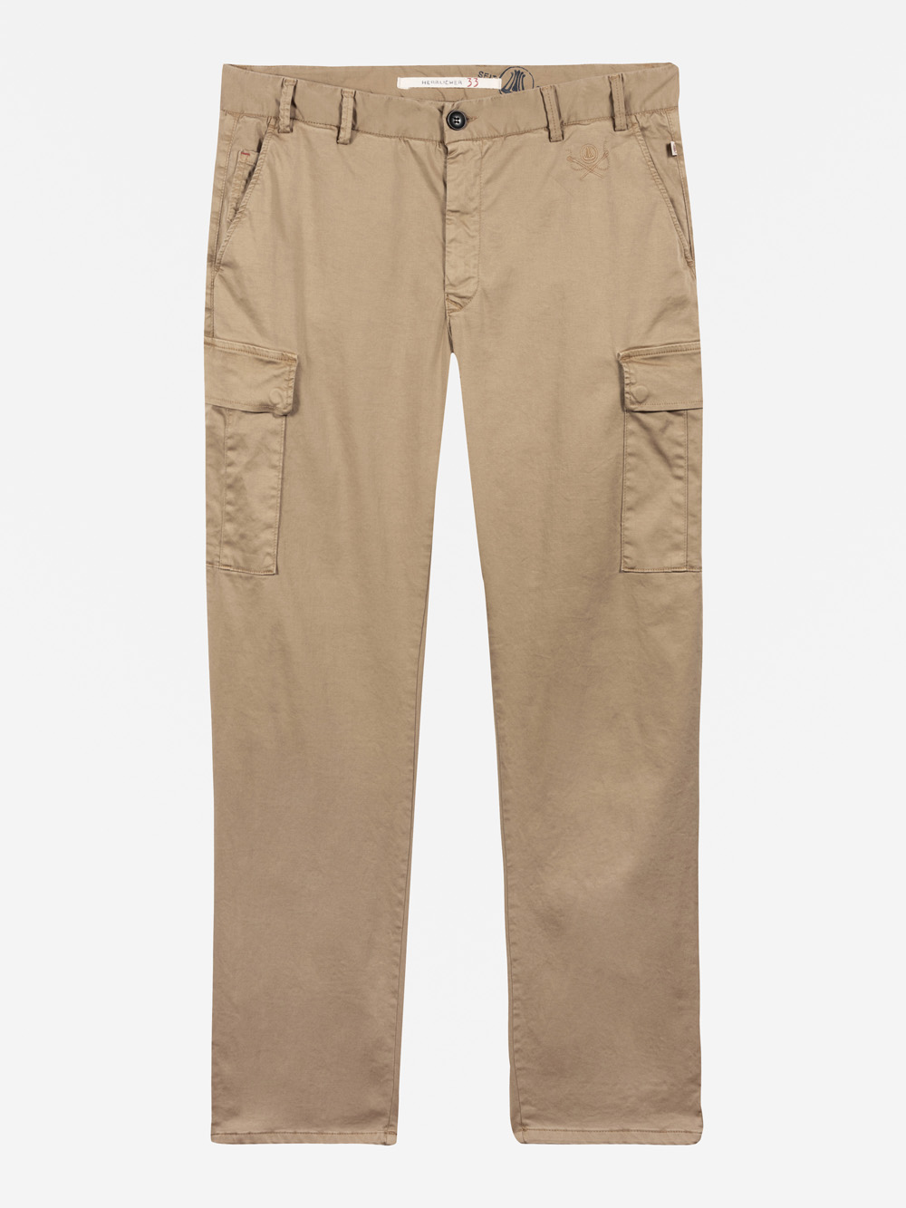 Eine khakifarbene Cargohose mit Gürtelschlaufen, zwei Seitentaschen, zwei Pattentaschen an den Oberschenkeln und geraden Beinen, dargestellt vor einem weißen Hintergrund.