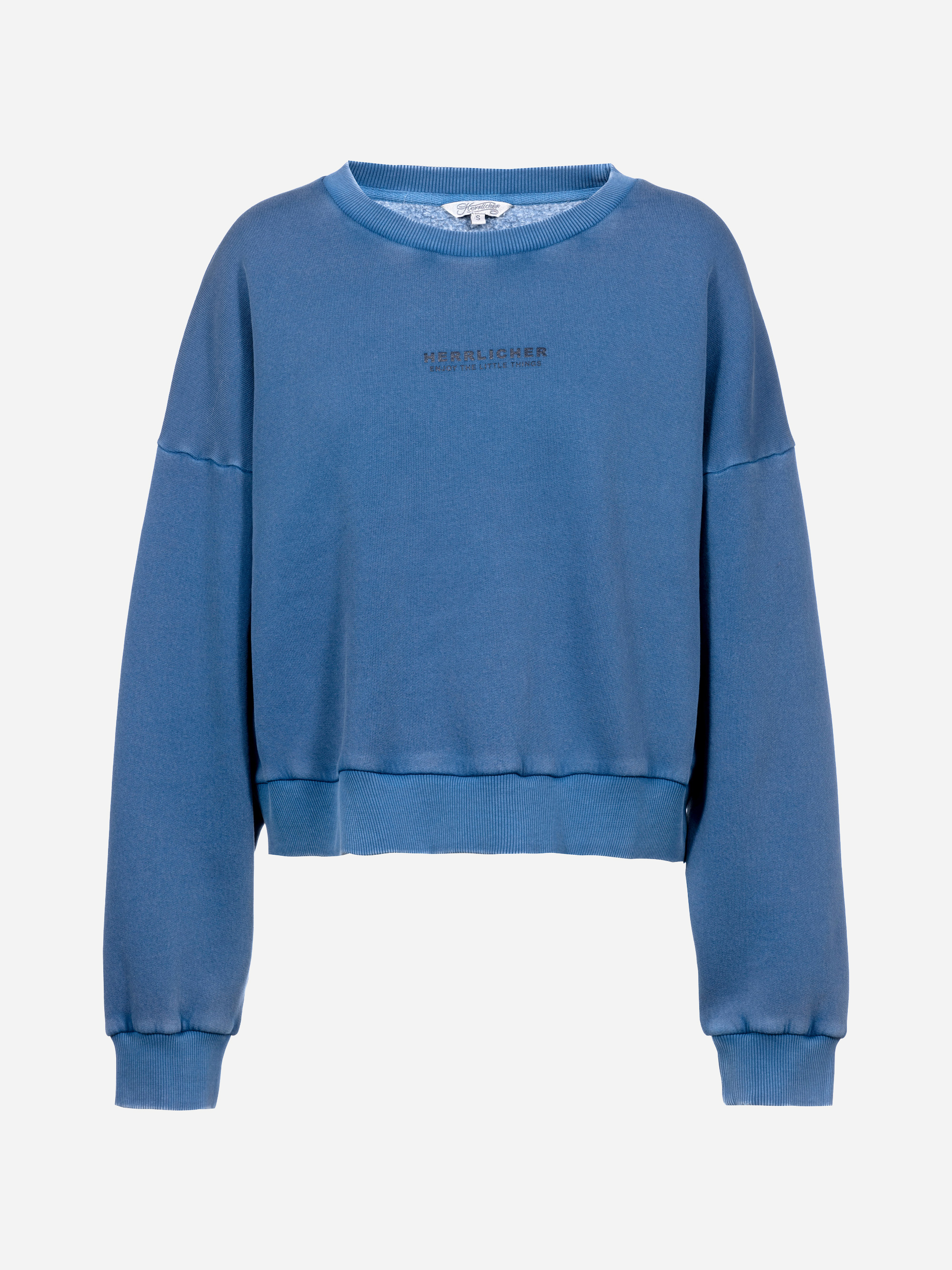 Ein blaues Langarm-Sweatshirt mit gerippten Bündchen, Saum und Halsausschnitt, auf dessen Brust in der Mitte ein kleiner schwarzer Schriftzug angebracht ist. Das Sweatshirt hat eine lockere, leicht verkürzte Passform und weist keine sichtbaren Muster od