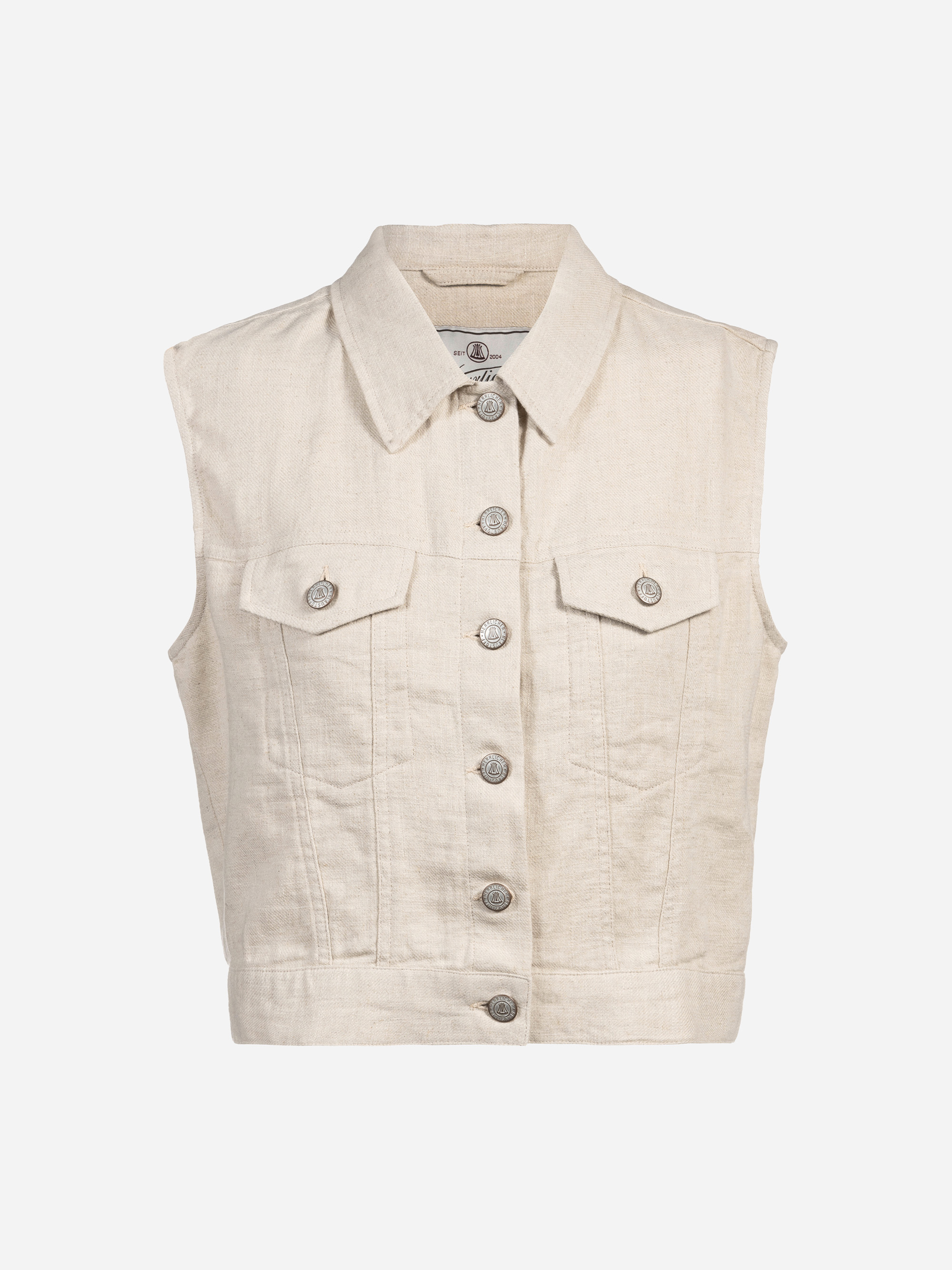 Eine ärmellose, hellbeige Jeansweste mit Kragen, silbernen Knöpfen auf der Vorderseite und zwei Brusttaschen mit geknöpften Klappen, die auf einem einfarbig weißen Hintergrund abgebildet ist.