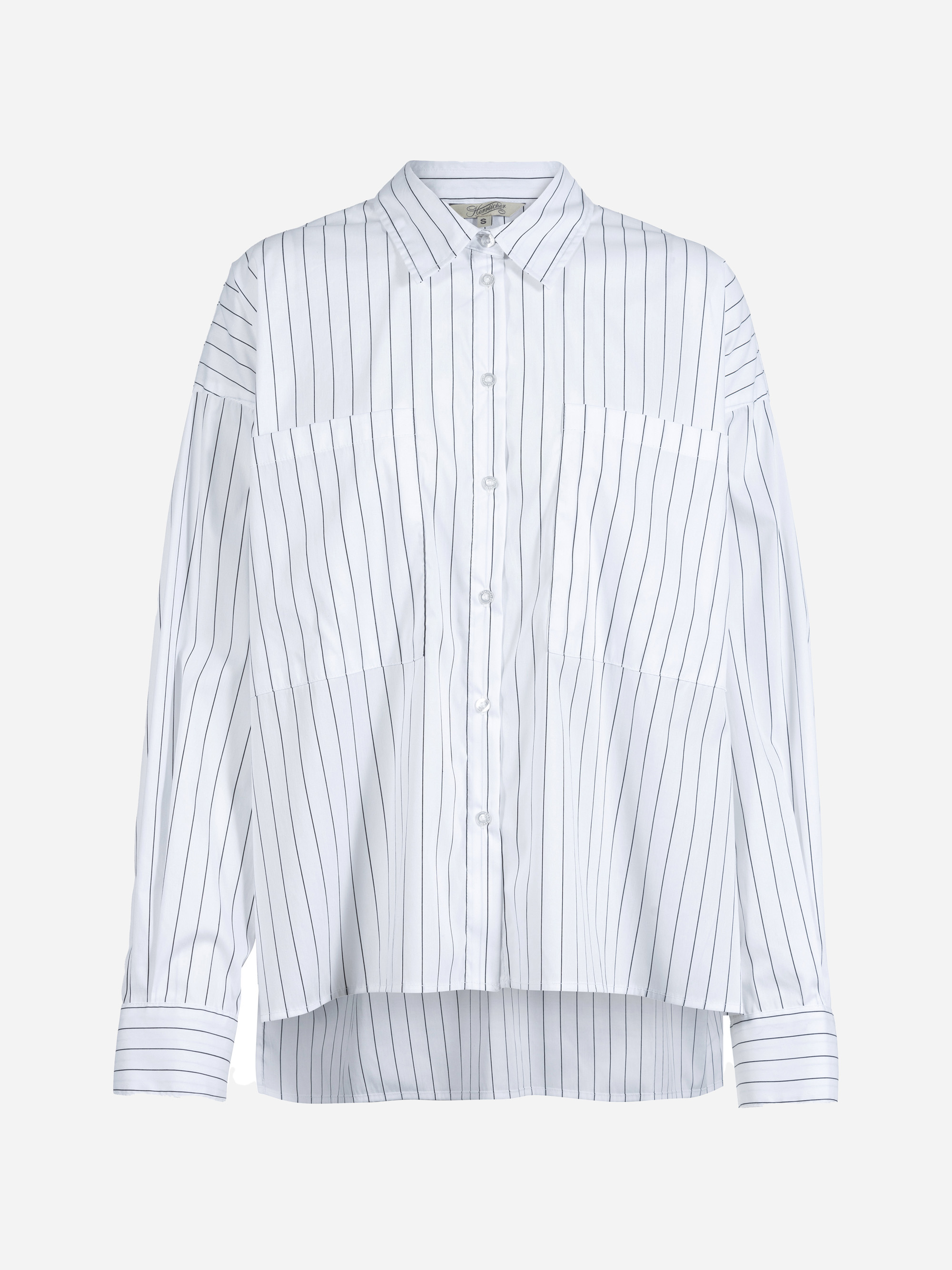 Weißes, langärmeliges Button-up-Hemd mit Kragen und schwarzen Längsstreifen. Das Hemd hat eine lockere Passform und einen etwas längeren hinteren Saum.