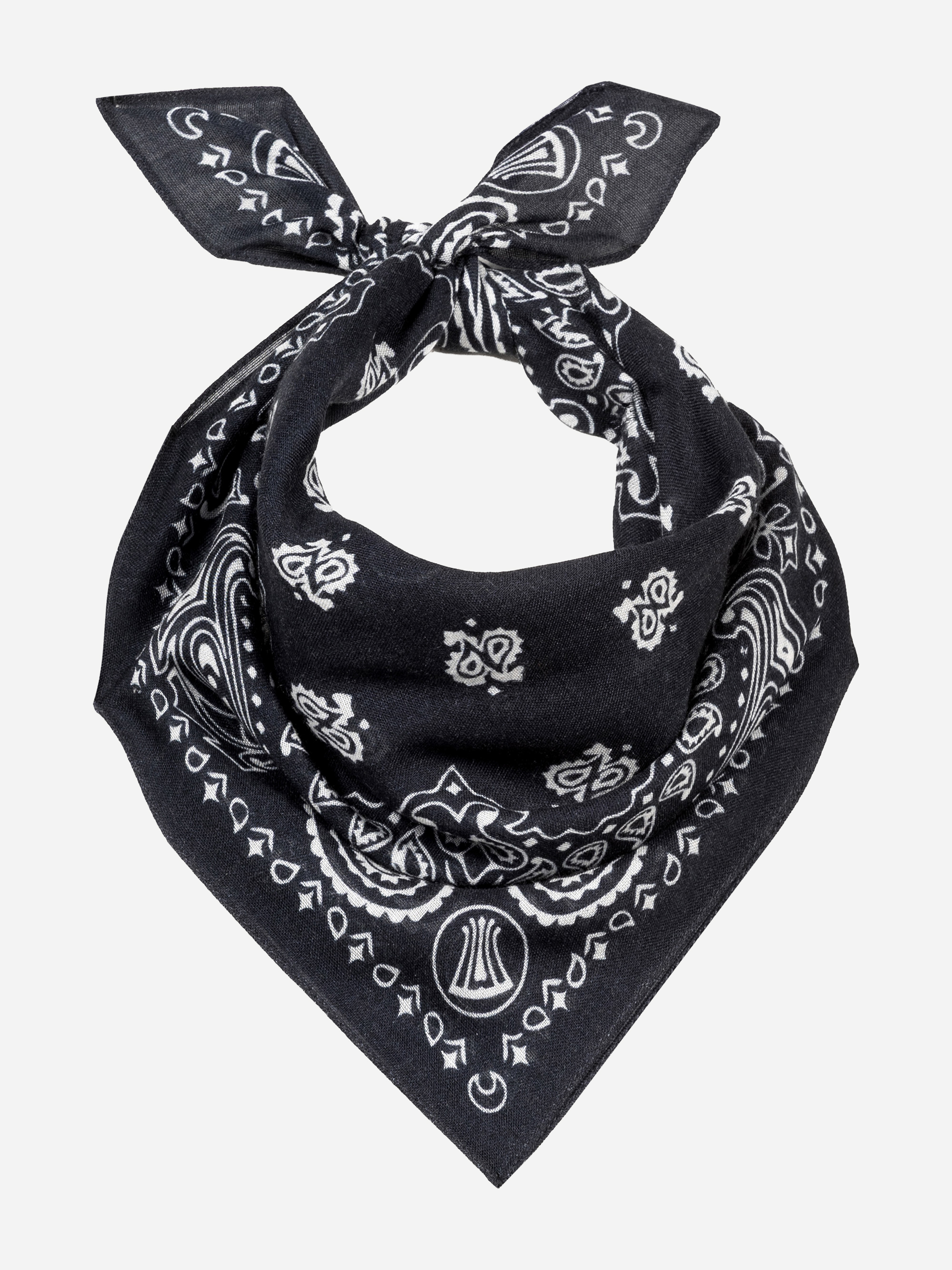 Schwarzes Bandana mit weißen Paisley-Mustern, zu einem Dreieck gefaltet und zu einem Knoten gebunden, vor einem schlichten weißen Hintergrund.
