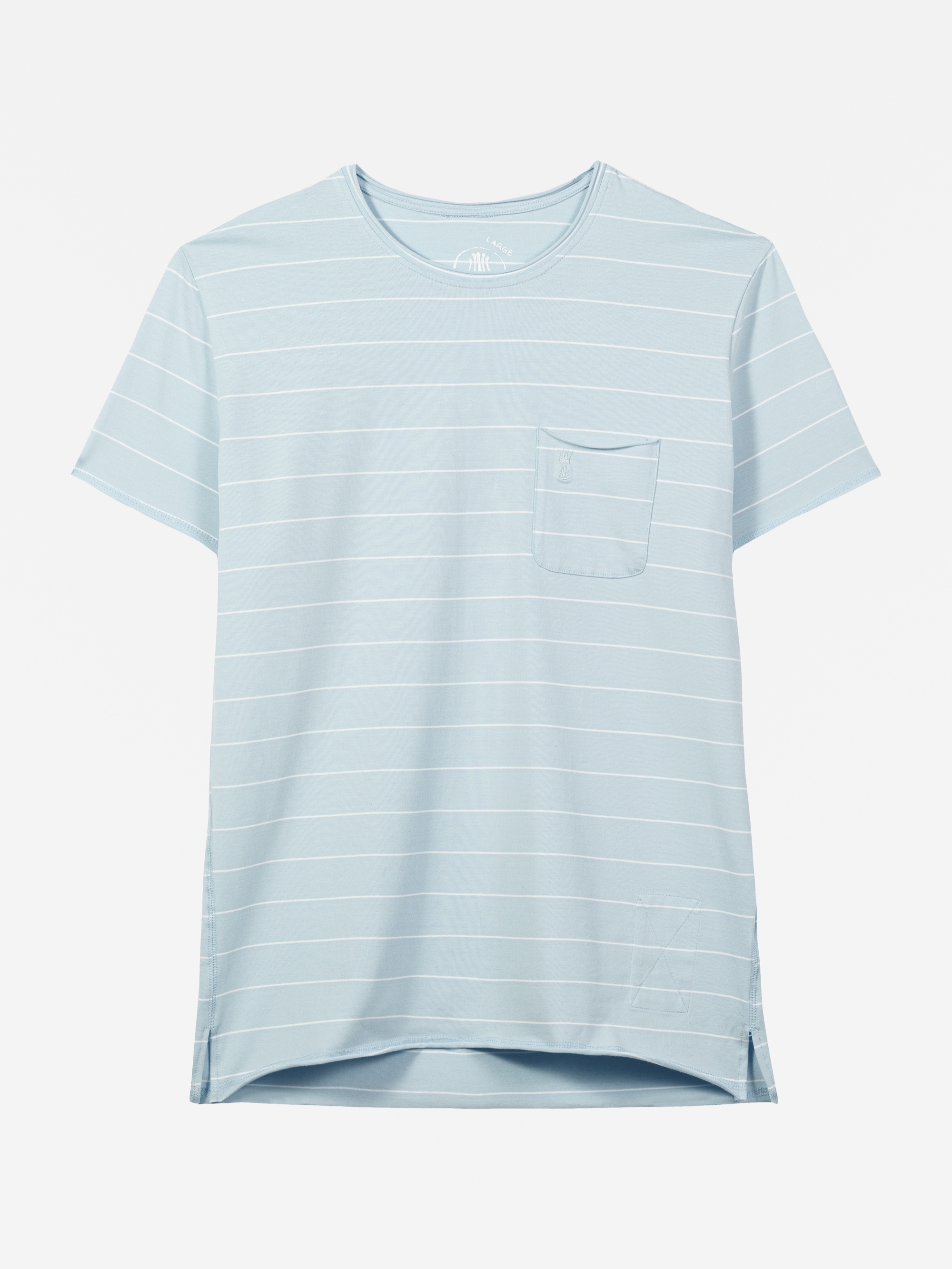 Hellblaues Kurzarm-T-Shirt mit dünnen weißen Querstreifen, Rundhalsausschnitt, einer kleinen Brusttasche auf der linken Seite und einem etwas längeren Saum auf der Rückseite. Das Shirt ist vor einem weißen Hintergrund abgebildet.
