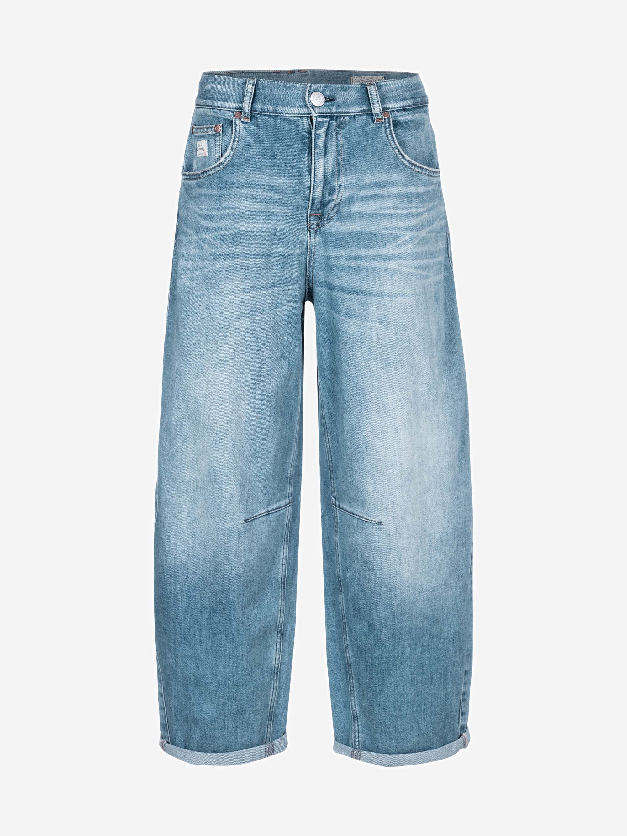 Hellblaue Denim-Jeans mit weitem Bein, hoher Taille, Knopf- und Reißverschluss vorne, sichtbaren Nähten vorne und aufgerollten Bündchen auf weißem Grund.