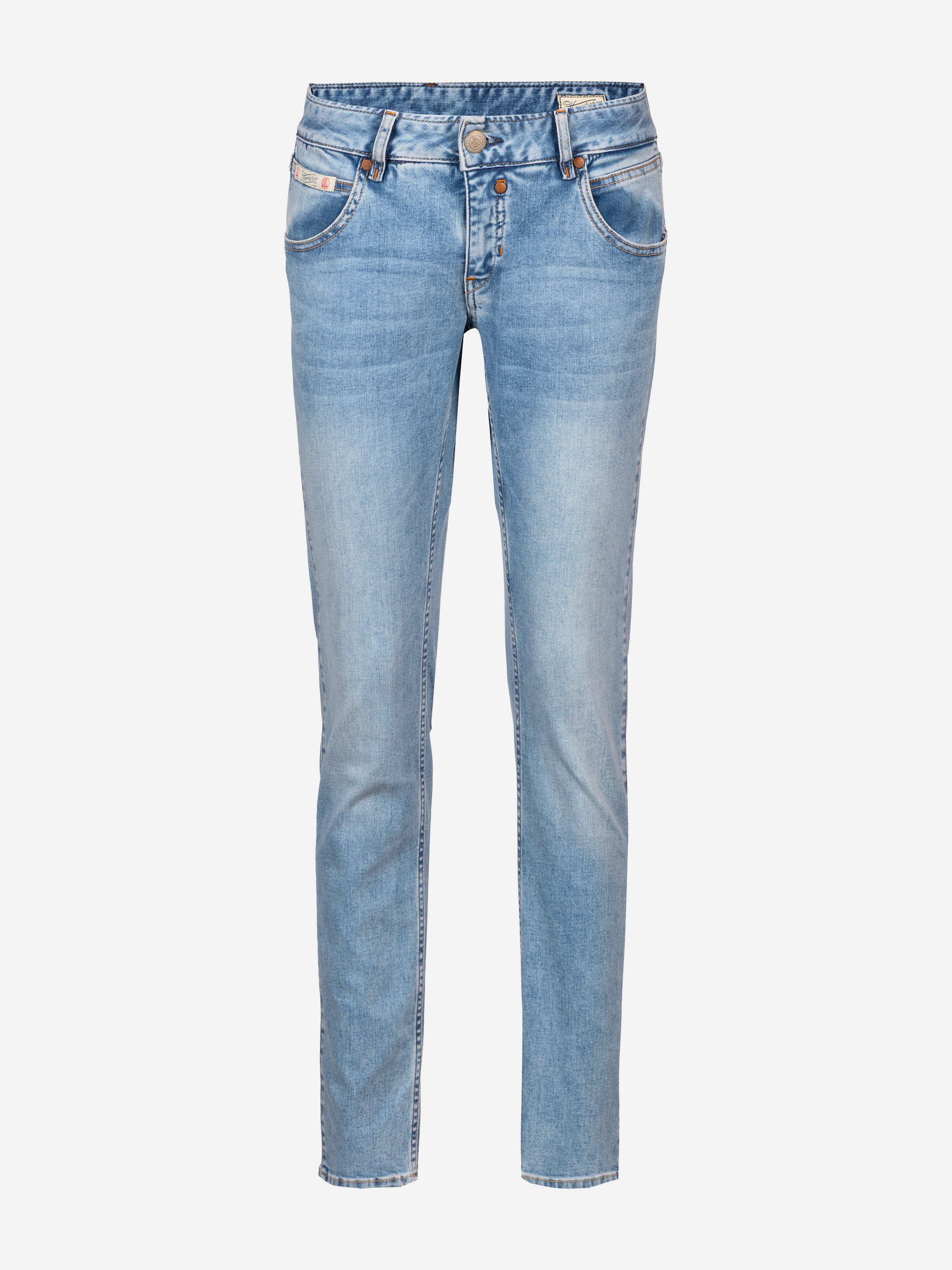 Hellblaue Jeans im klassischen Fünf-Taschen-Design mit Knopf- und Reißverschluss sowie leicht verwaschenen Details auf der Vorderseite, präsentiert vor einem schlichten weißen Hintergrund.